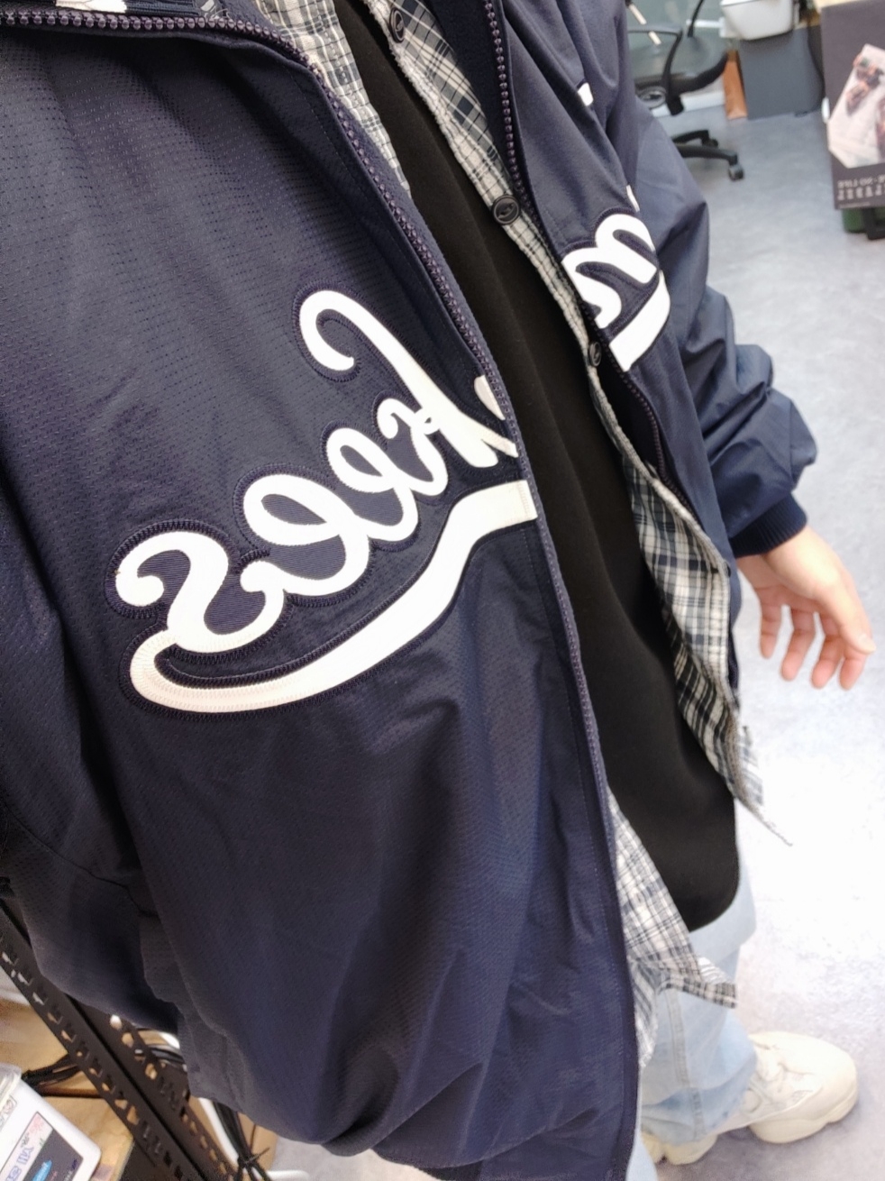 Adidas Yeezy 500 Blush 2022, Stussy Mercury T-Shirt Black 착용 스타일