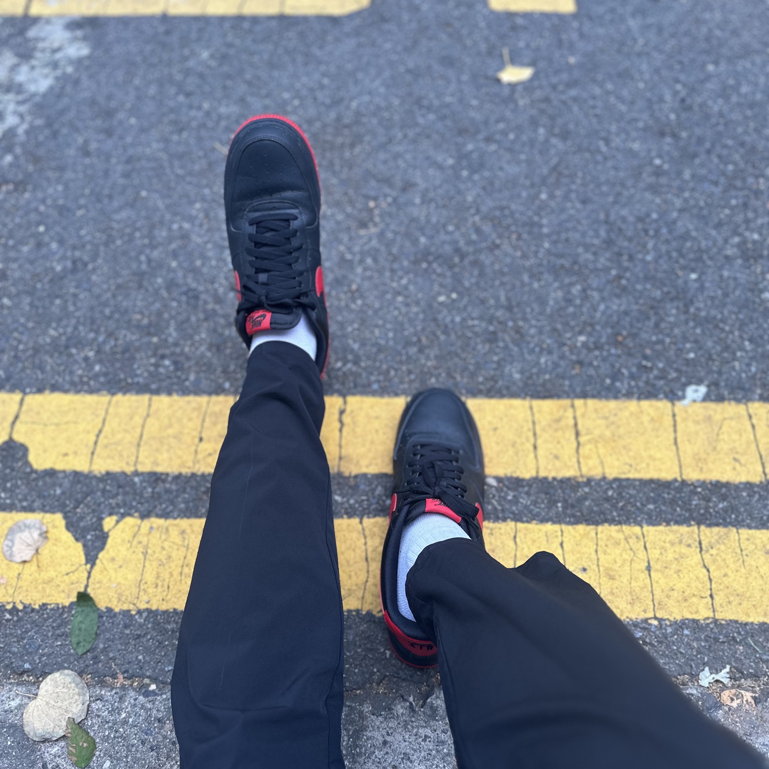 Nike Air Force 1 '07 Low Black University Red 착용 스타일 - 1