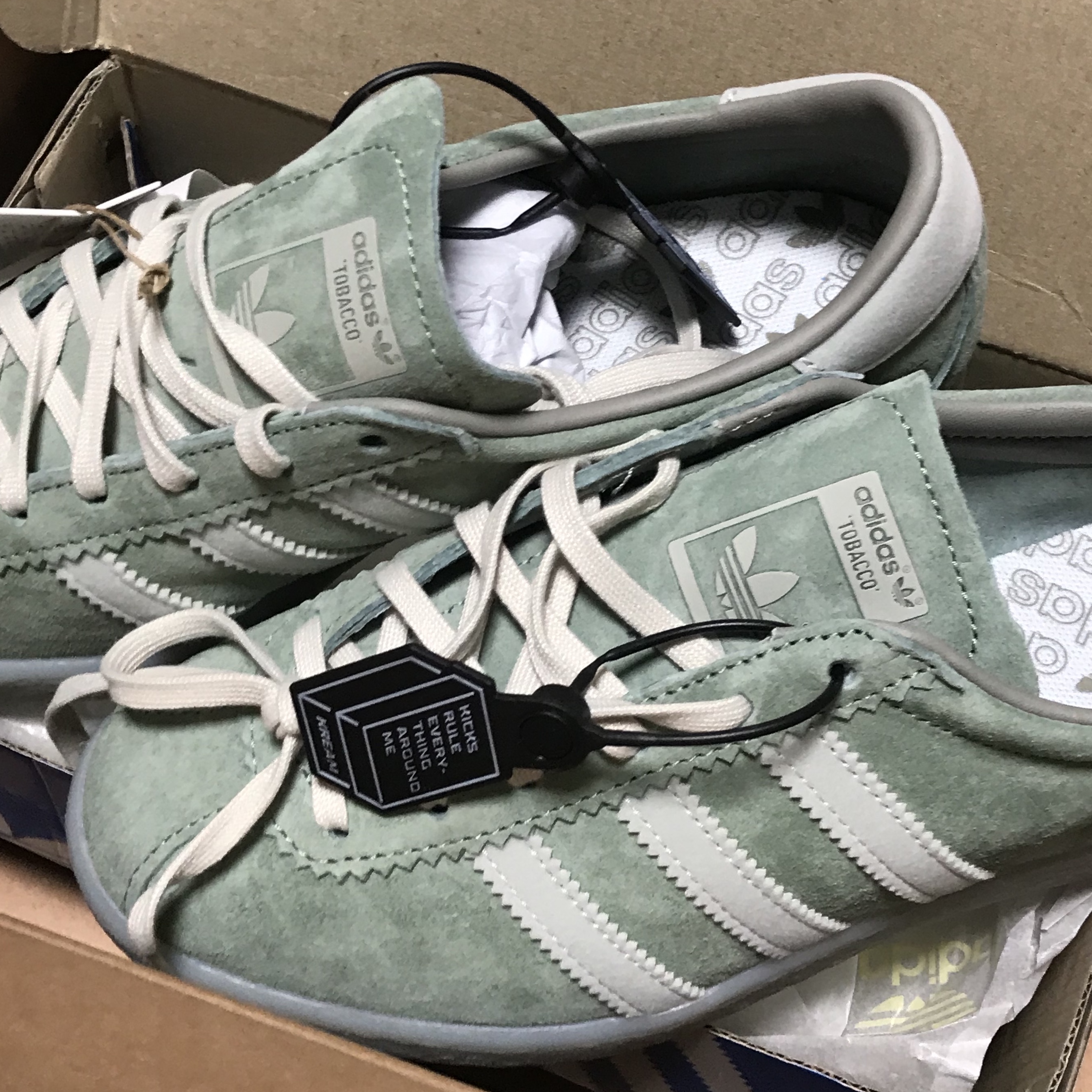 Adidas Tobacco Silver Green Pantone 착용 스타일