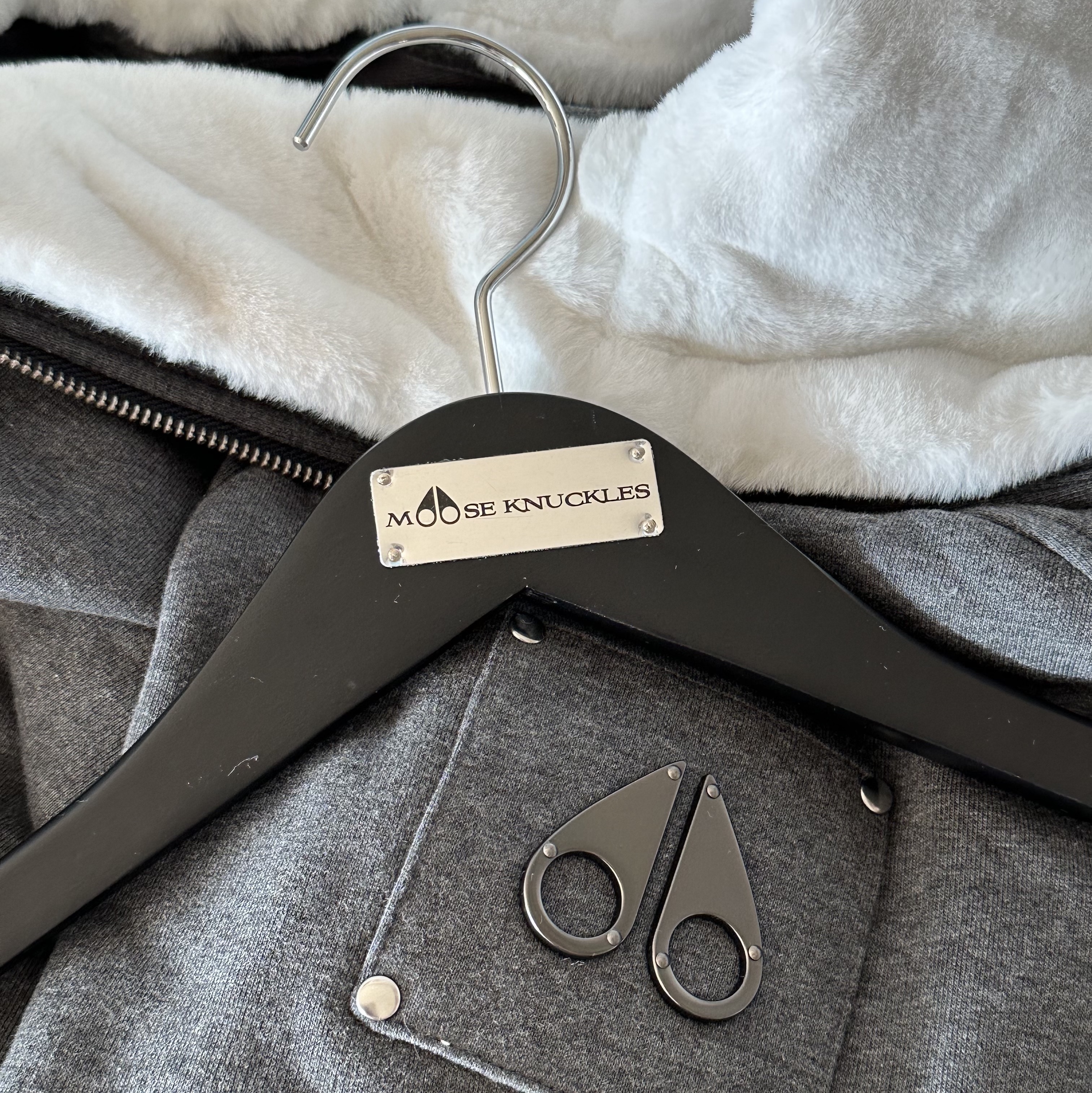 Moose Knuckles Classic Bunny 3 White Lining Zip Hoodie Charcoal - 22FW 착용 스타일 - 1