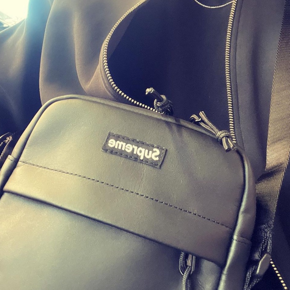 Supreme Leather Shoulder Bag Black - 23FW 착용 스타일 - 1