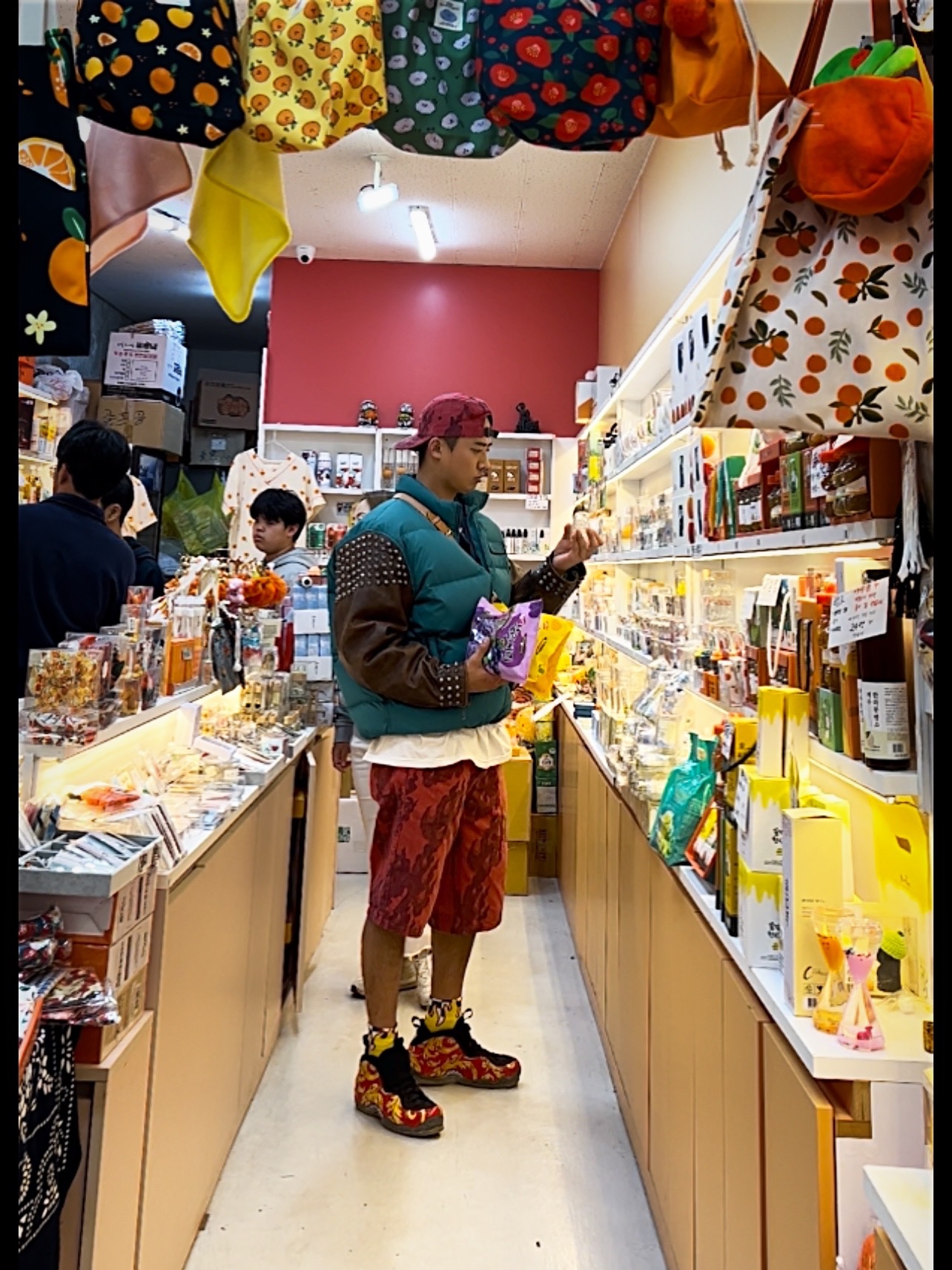 Supreme Flames Jacquard Denim Camp Cap Washed Red - 23SS, Supreme Flames Jacquard Baggy Denim Shorts Washed Red - 23SS 착용 스타일 - 1