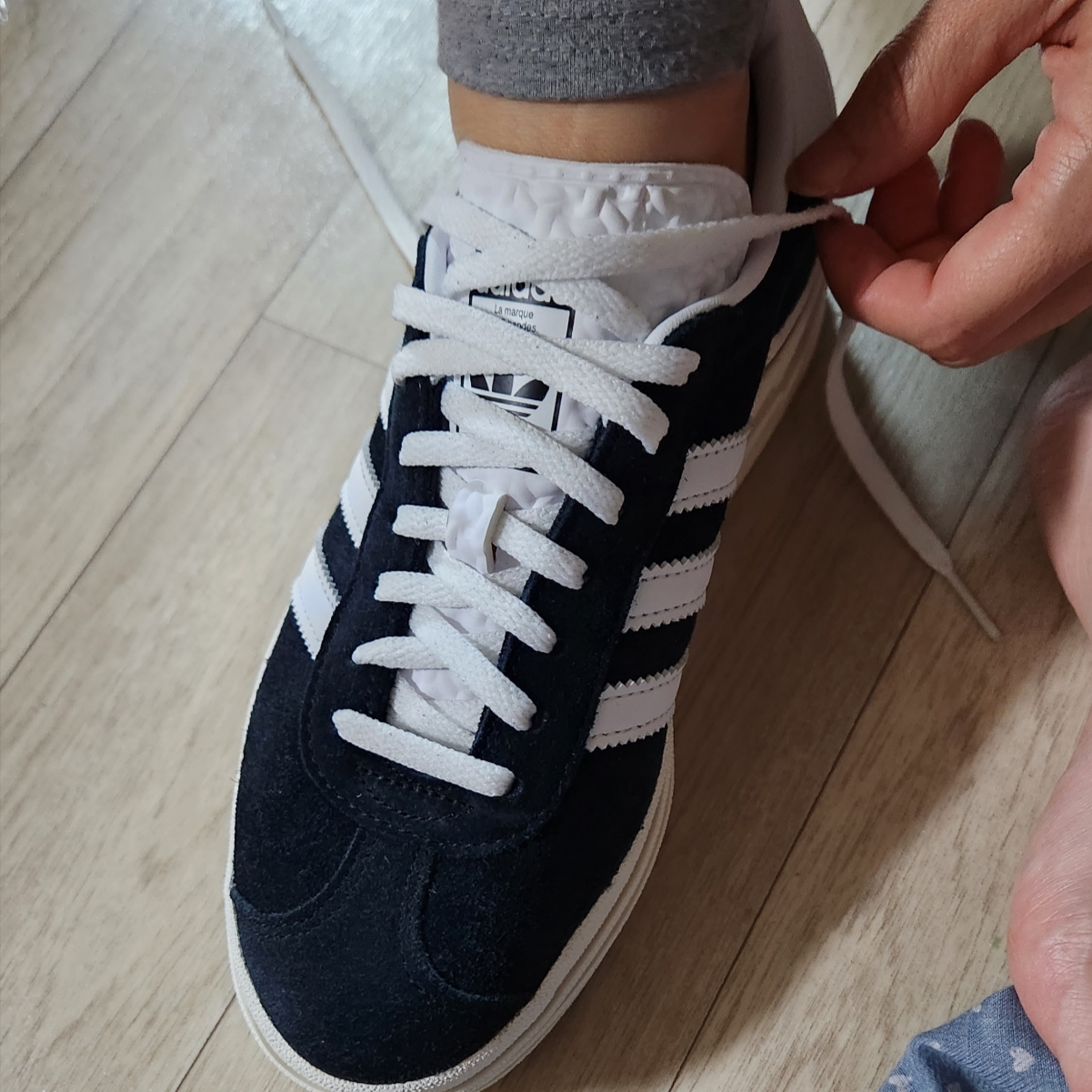 (W) Adidas Gazelle Bold Core Black Cloud White 착용 스타일