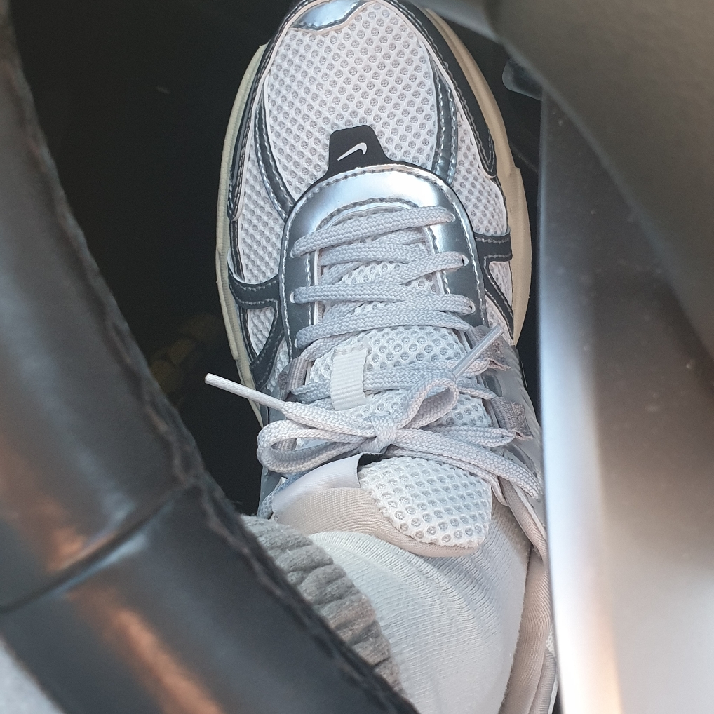 Nike V2K Run Summit White Metallic Silver 착용 스타일