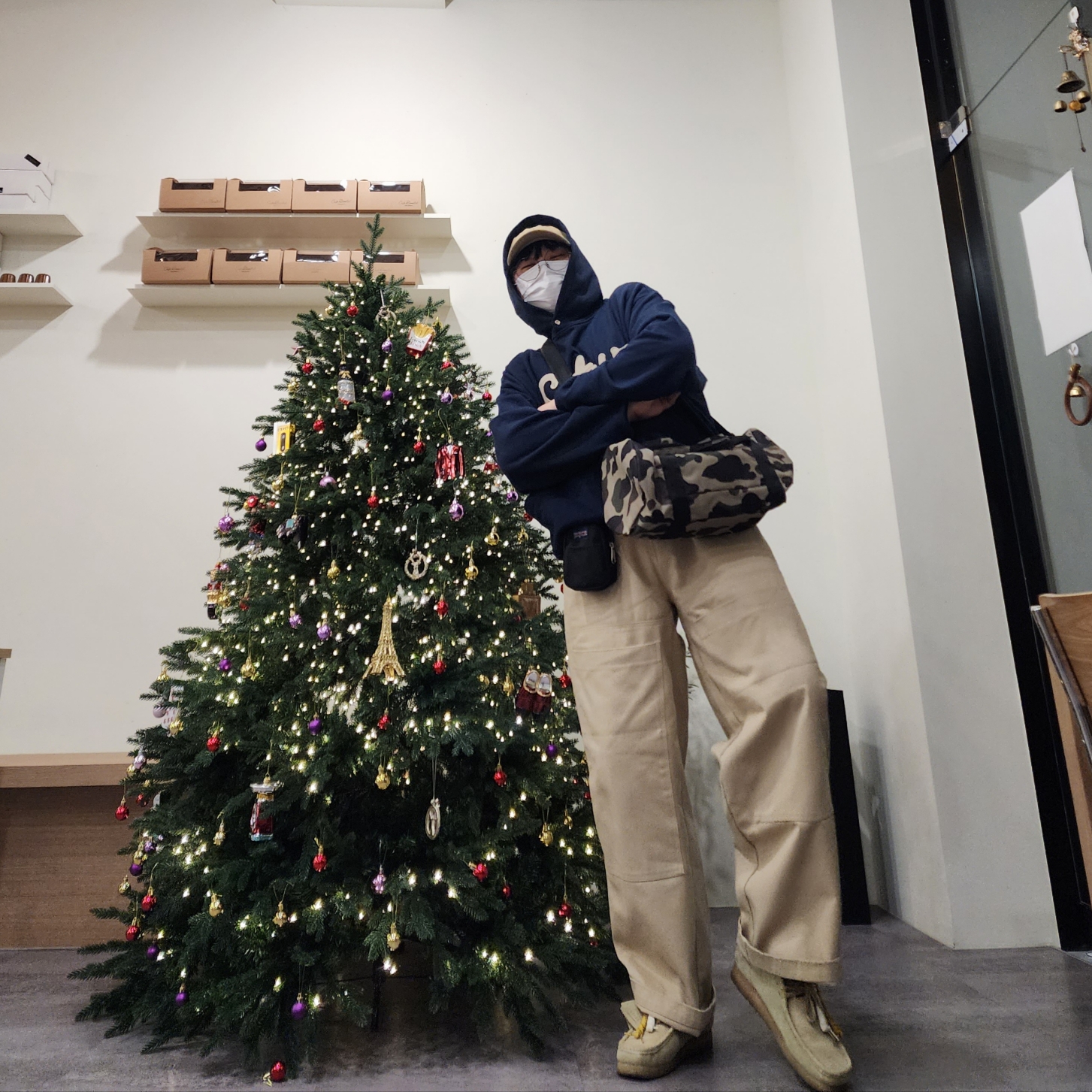 Clarks x Thisisneverthat Wallabee Maple, Jansport Super Stash Black 착용 스타일 - 4