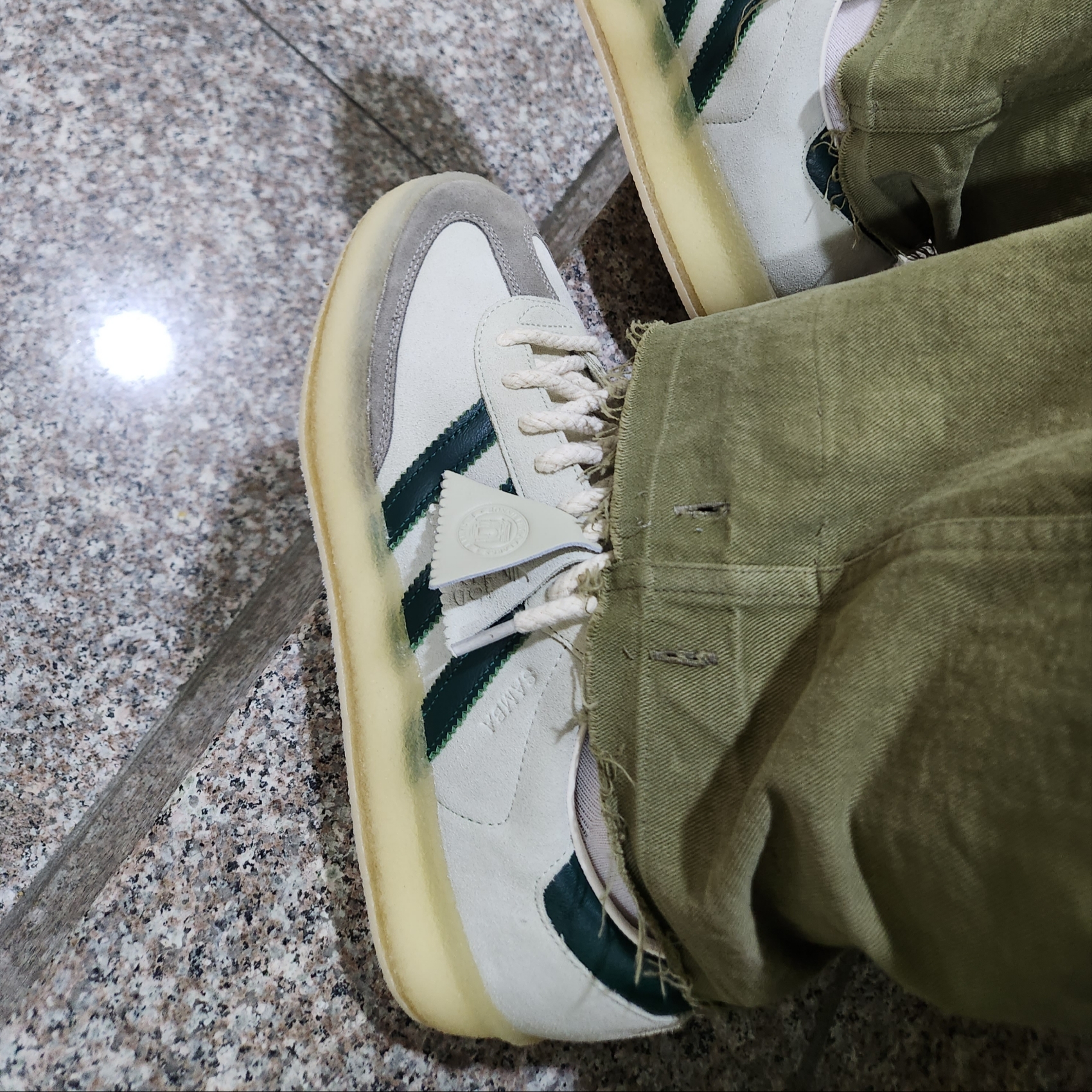 Adidas x Clarks x Ronnie Fieg 8th Street Samba Chalk White Green 착용 스타일 - 2