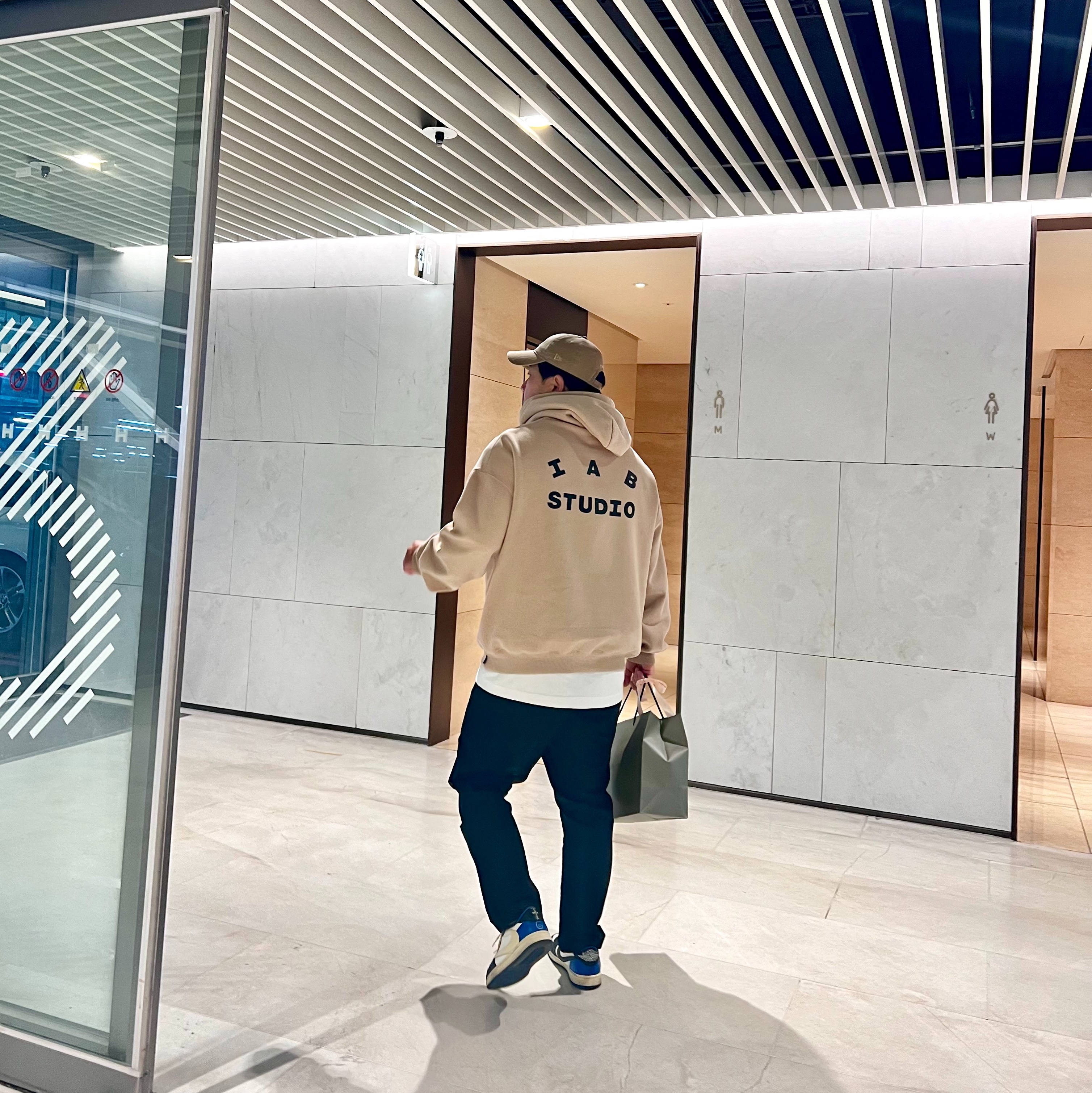 Jordan 1 x Travis Scott x Fragment Retro Low OG SP Military Blue, New Era x Murakami Takashi Ohana Unstructured Cap Beige 착용 스타일 - 1