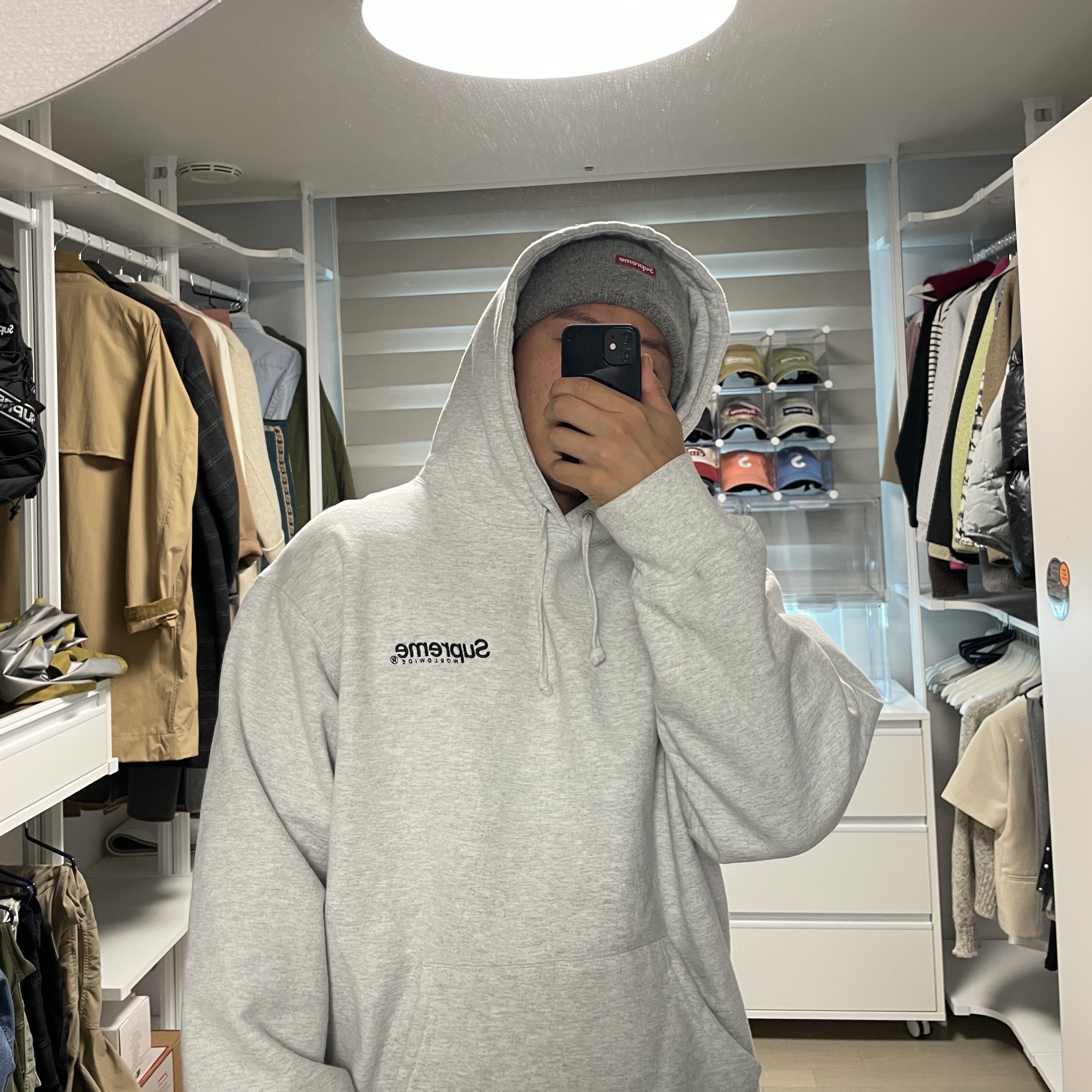 Supreme Worldwide Hooded Sweatshirt Ash Grey - 23SS, Supreme Mohair Beanie Heather Grey - 23FW 착용 스타일 - 1