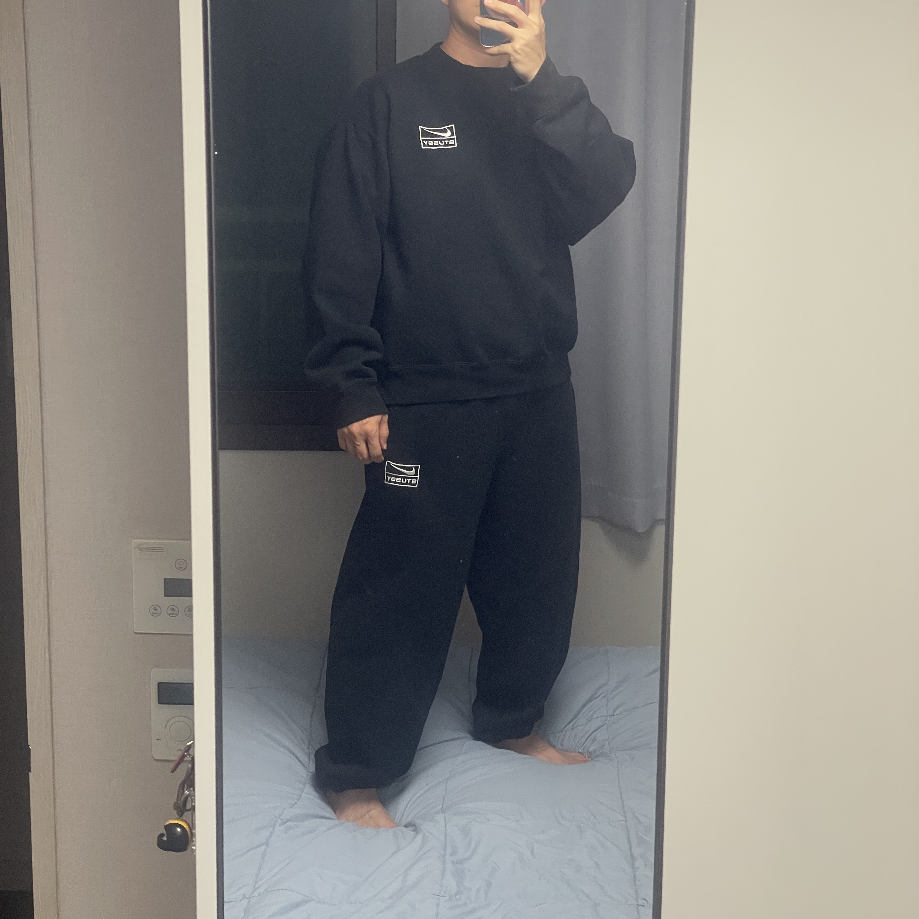 Nike x Stussy NRG Washed Fleece Pants Black (DO5296-010), Nike x Stussy NRG Washed Fleece Crewneck Black (DO5310-010) 착용 스타일