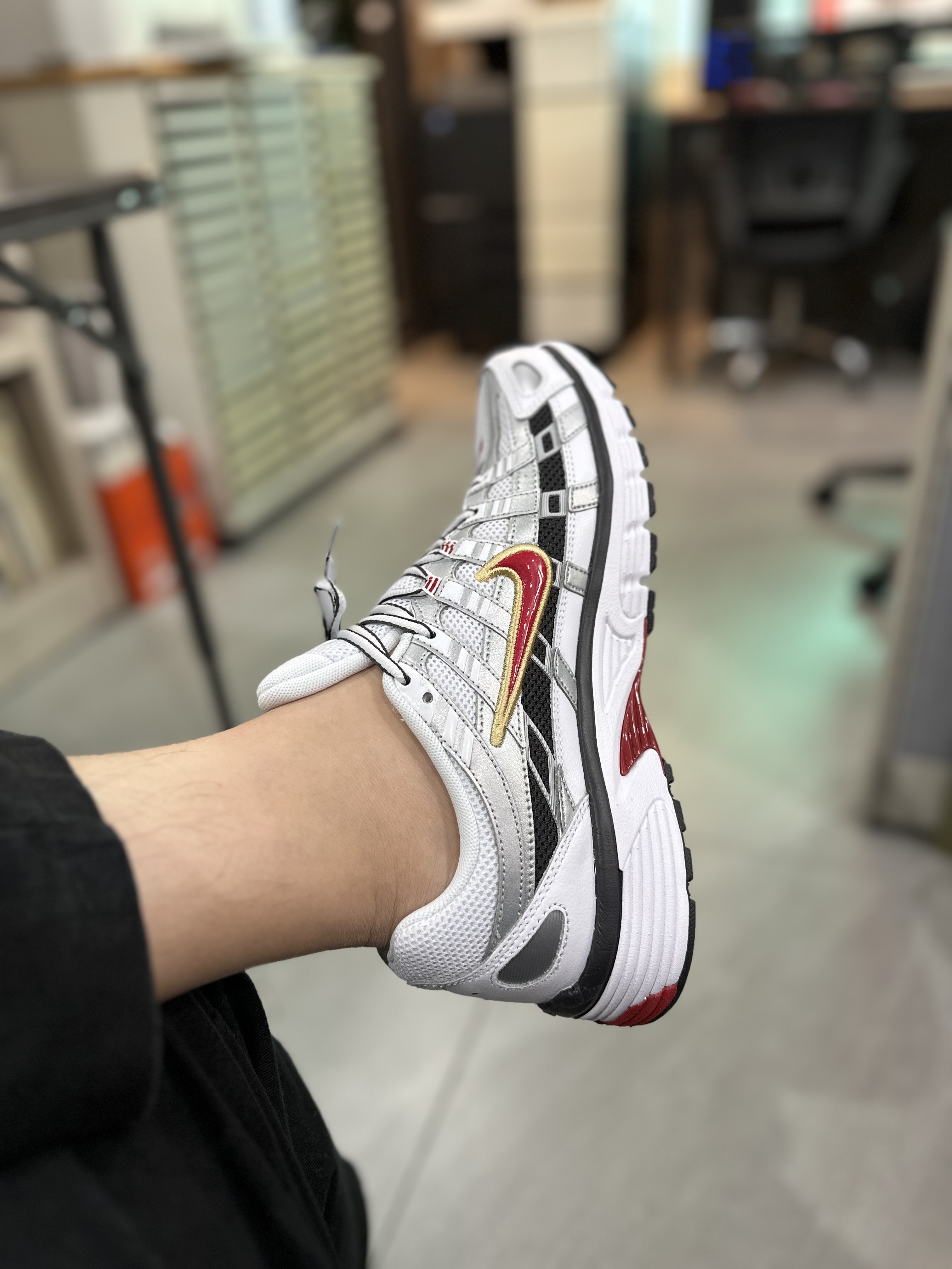 (W) Nike P-6000 Metallic Silver Red 착용 스타일
