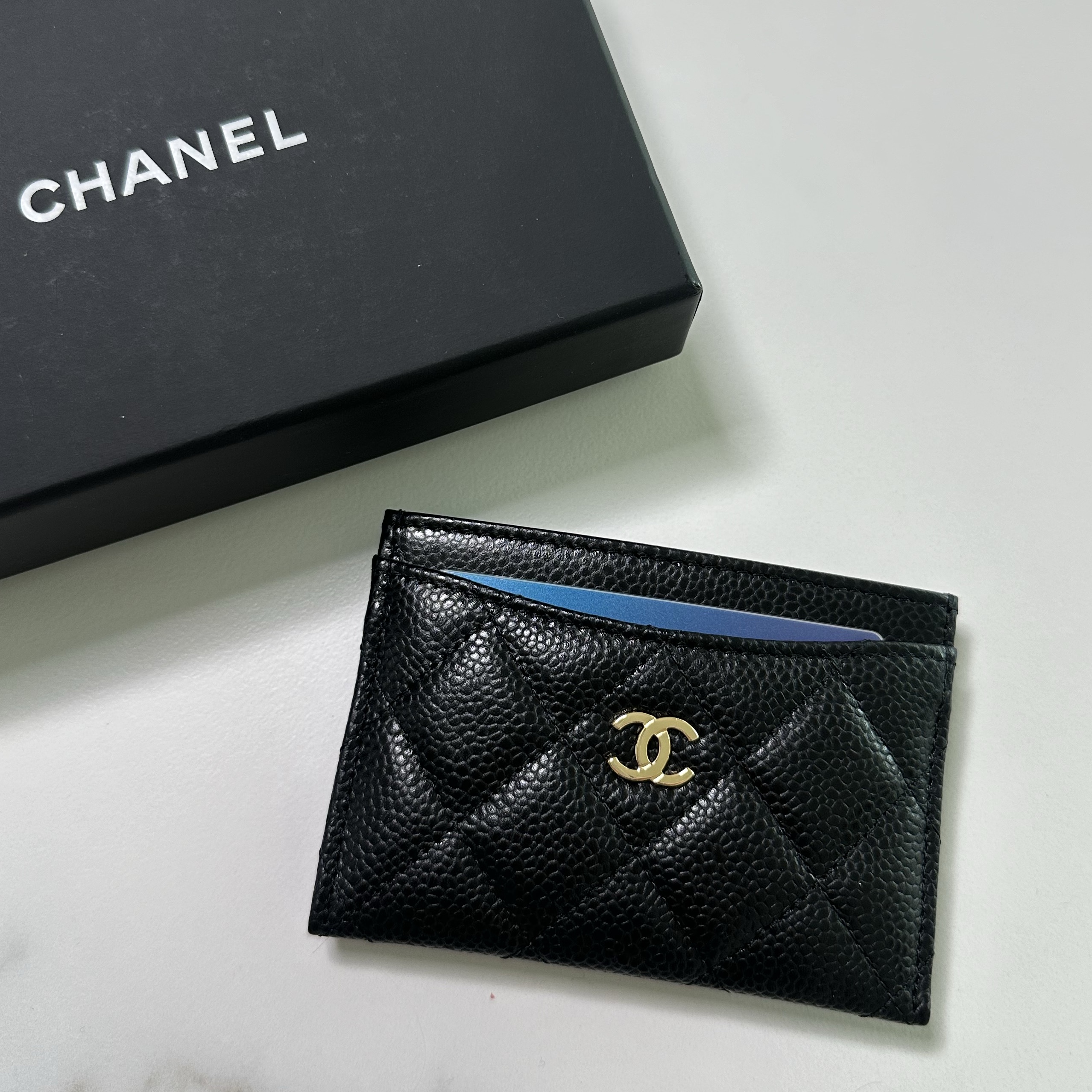 Chanel Classic Card Holder Grained Calfskin & Gold Black 착용 스타일