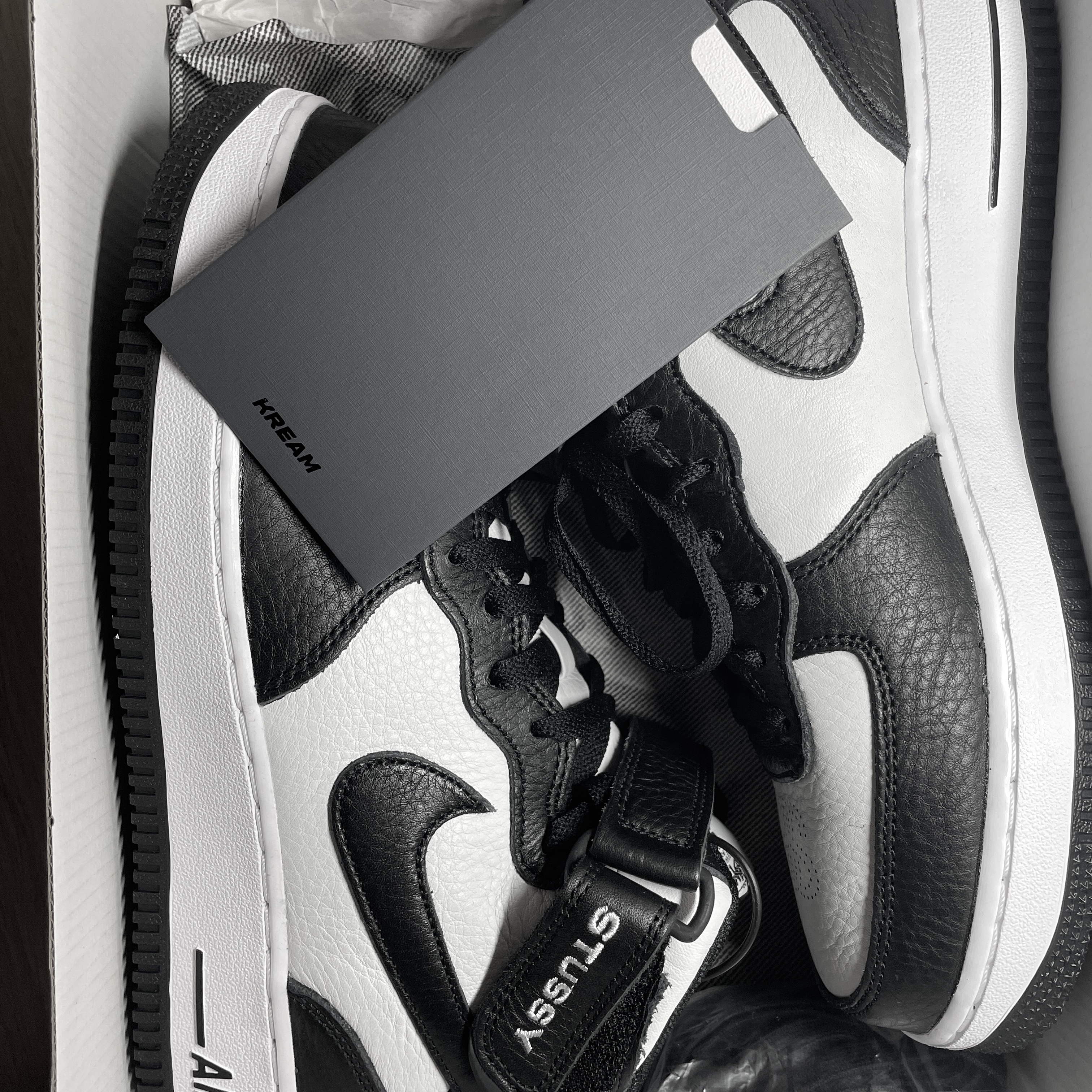 Nike x Stussy Air Force 1 '07 Mid SP Black and Light Bone 착용 스타일