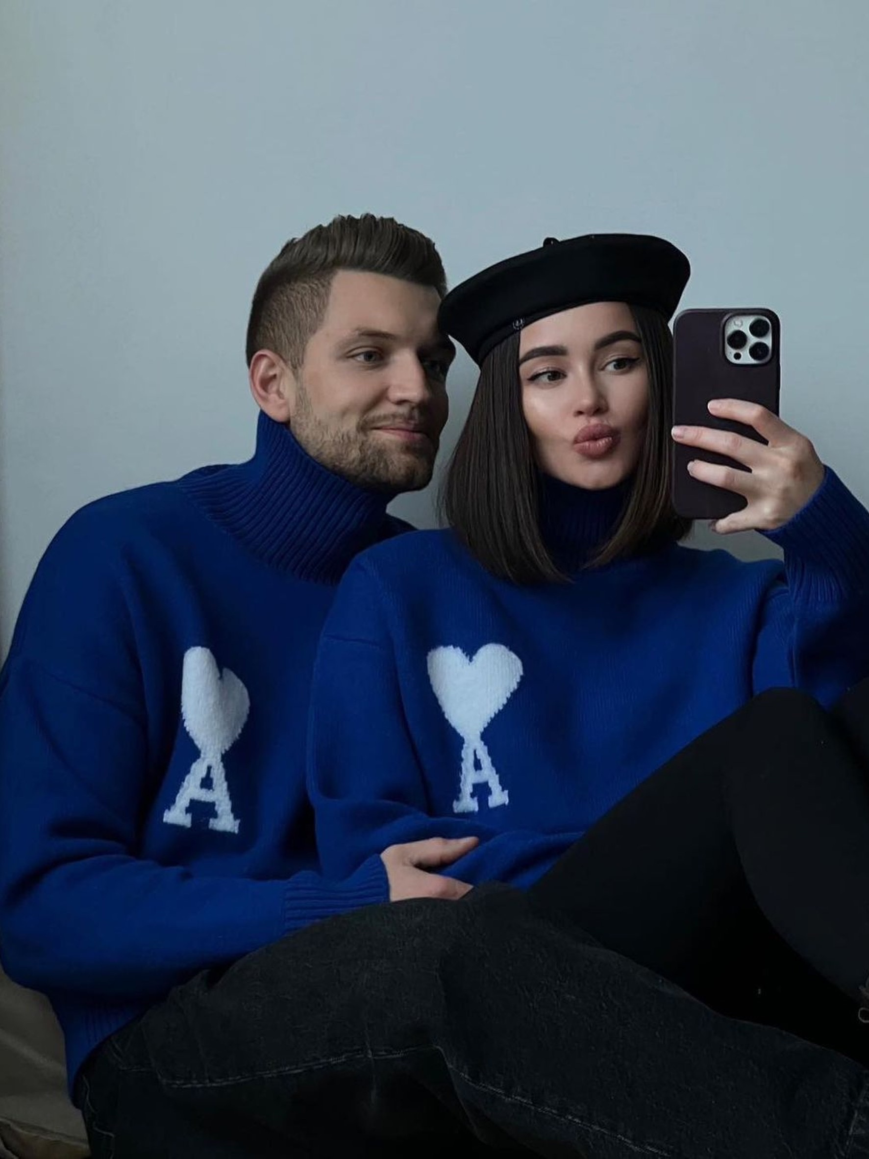 AMI de Coeur Funnel Neck Sweater Black Red, AMI de Coeur Oversize Intarsia Funnel Neck Sweater Royal Blue 착용 스타일 - 2