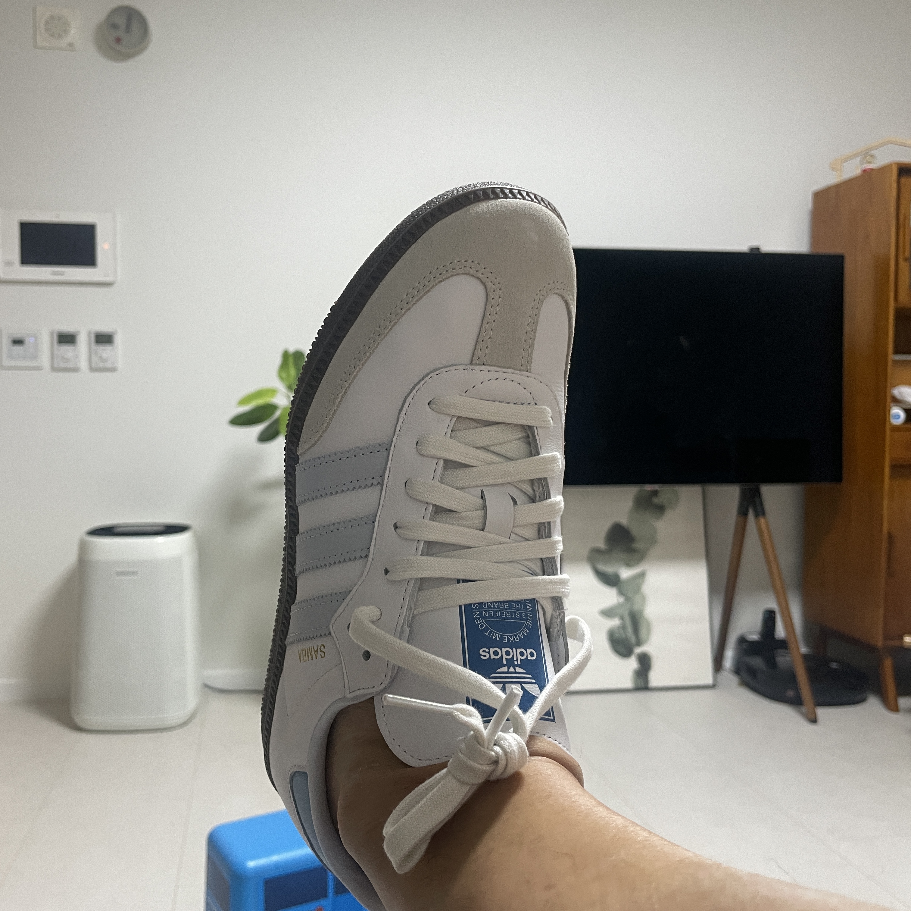 Adidas Samba OG Core White Halo Blue 착용 스타일