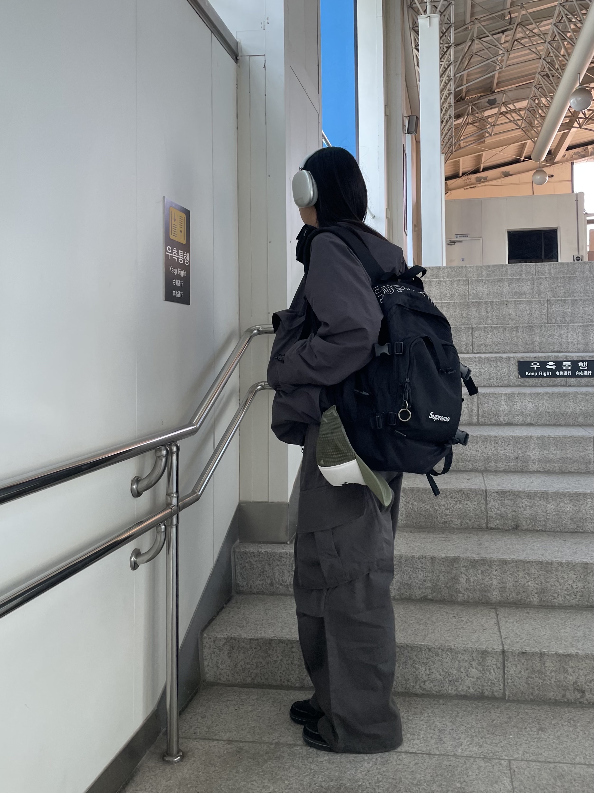Jordan 1 x Travis Scott Retro Low OG SP Black Phantom, Stussy x Our Legacy Work Shop Trucker Cap Olive 착용 스타일 - 2