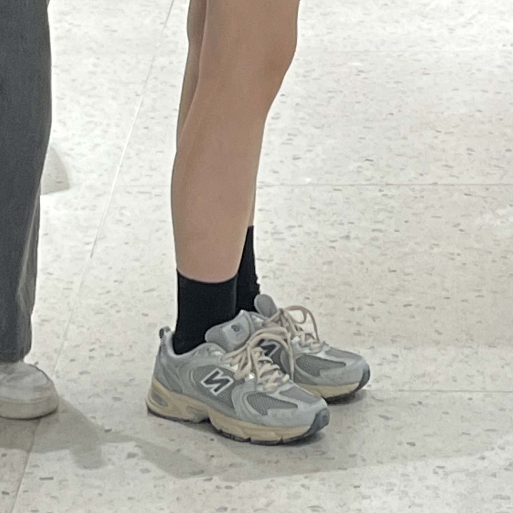 New Balance 530 Vintage Metallic Silver 착용 스타일