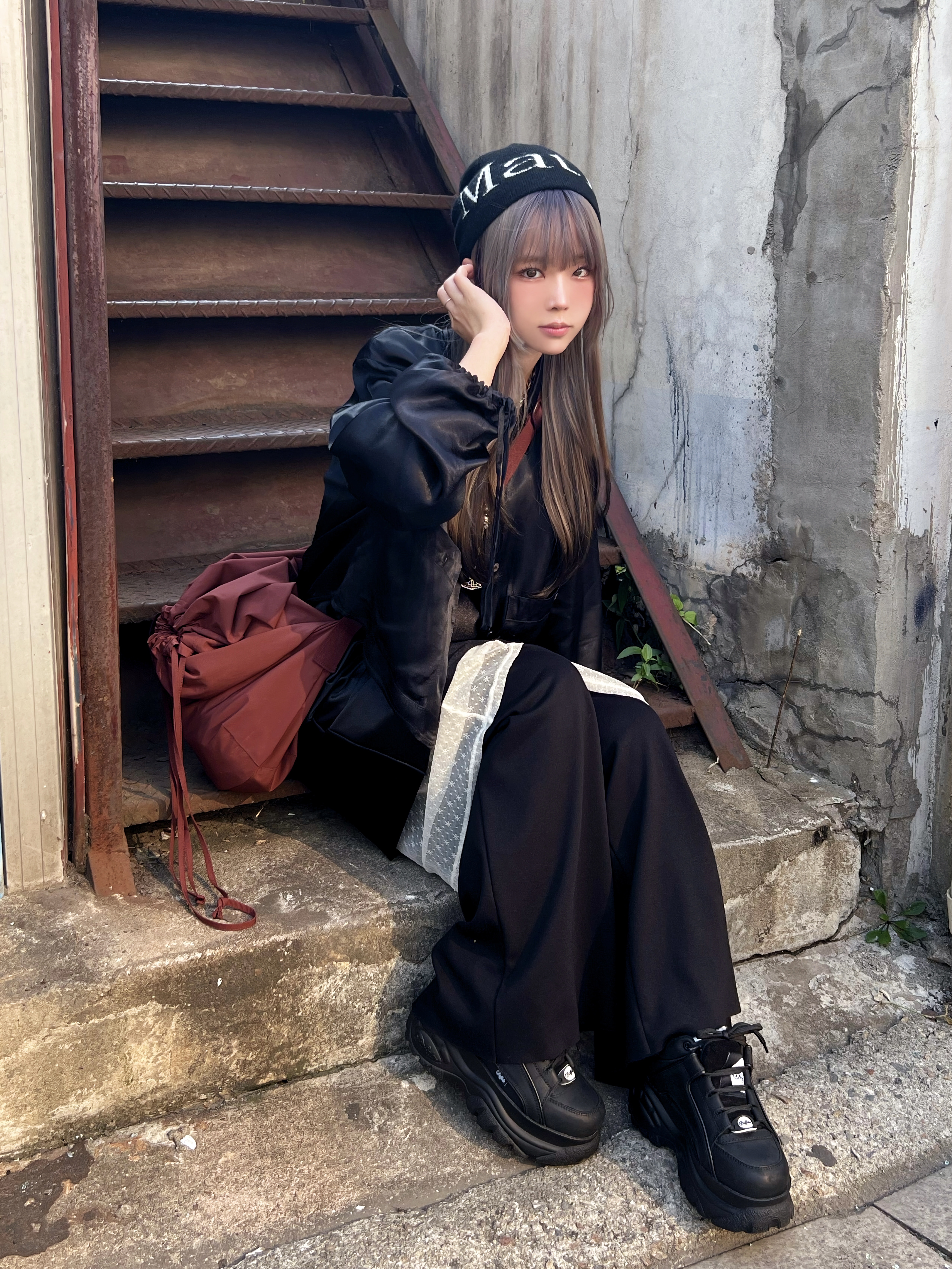 Matin Kim Logo Jacquard Short Beanie Black 착용 스타일 - 1