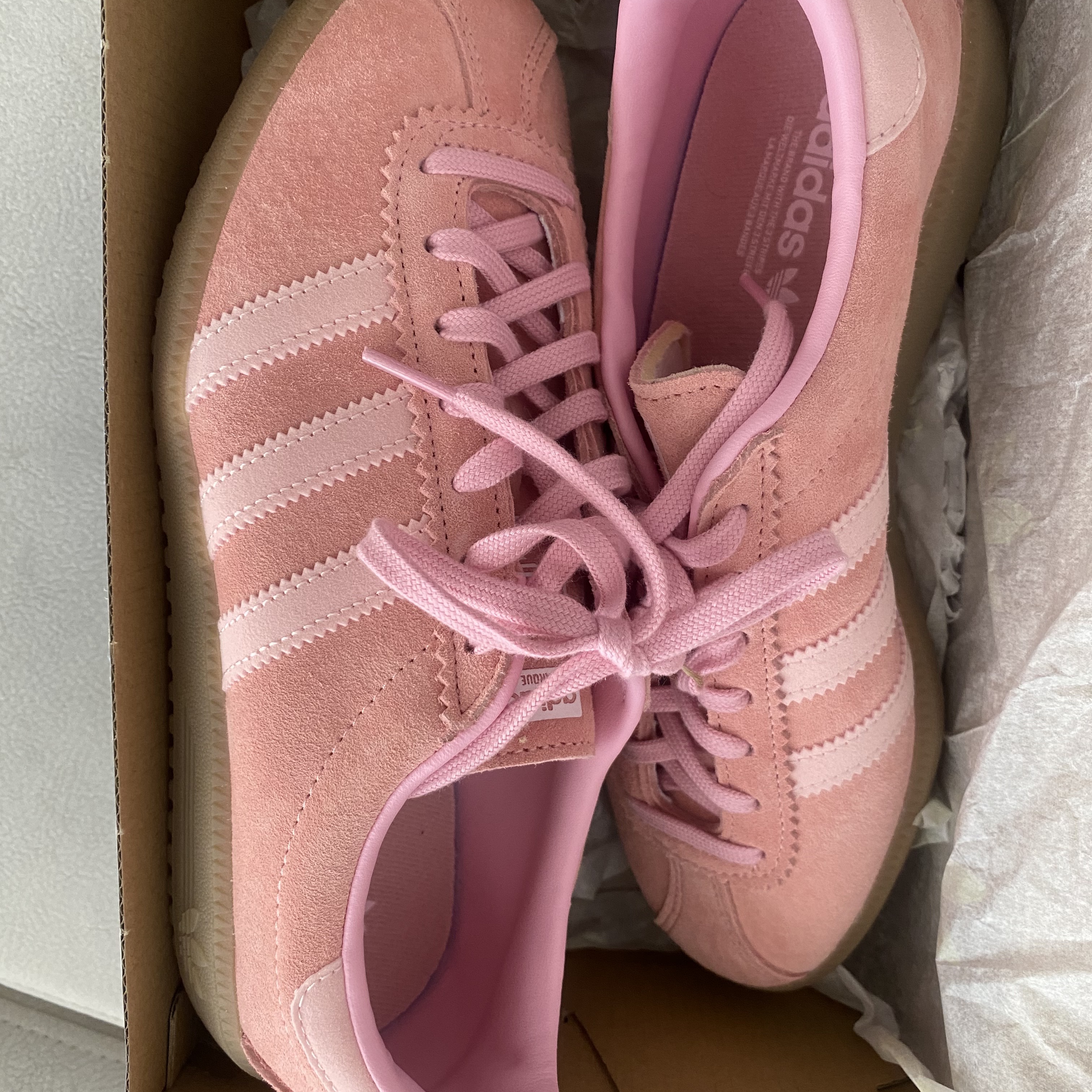 Adidas Bermuda Glow Pink 착용 스타일