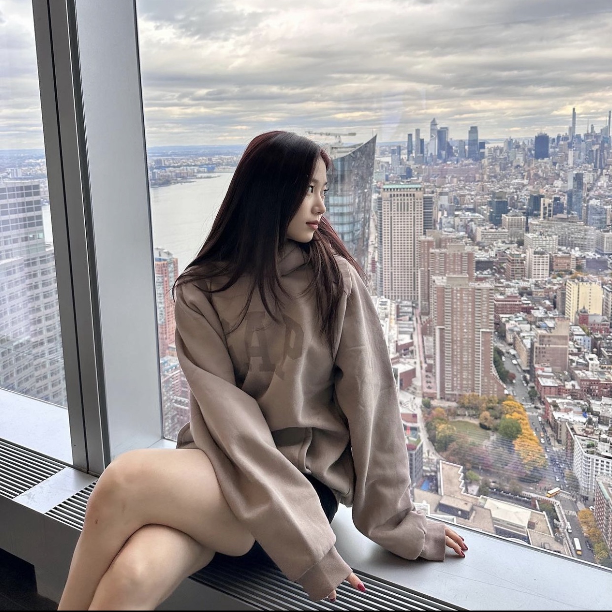 Yeezy Gap Engineered By Balenciaga Dove Shrunken Hoodie Beige, Yeezy Gap Engineered By Balenciaga Dove Hoodie Beige 착용 스타일 - 1