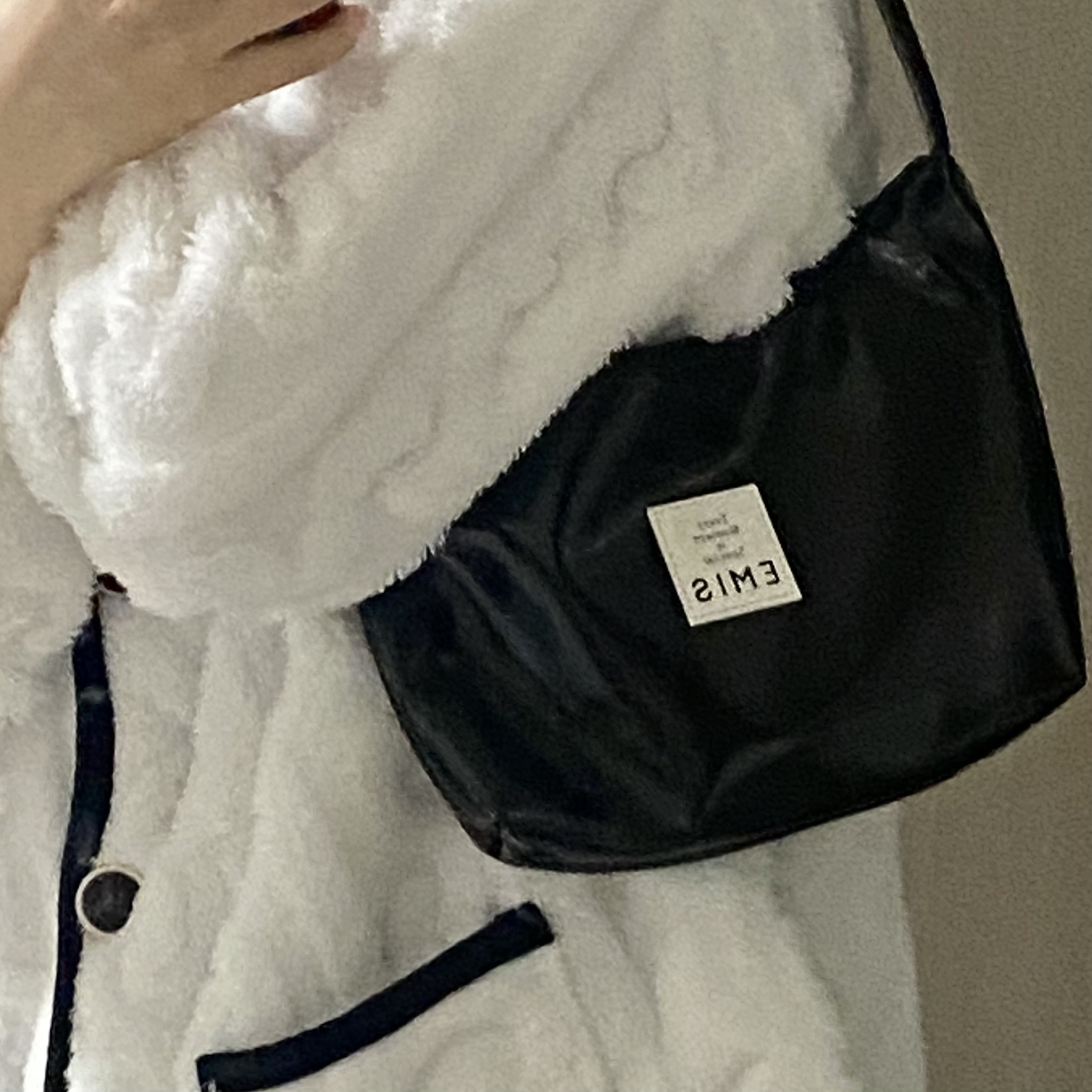 Emis New Enamel Hobo Bag Black 착용 스타일 - 2