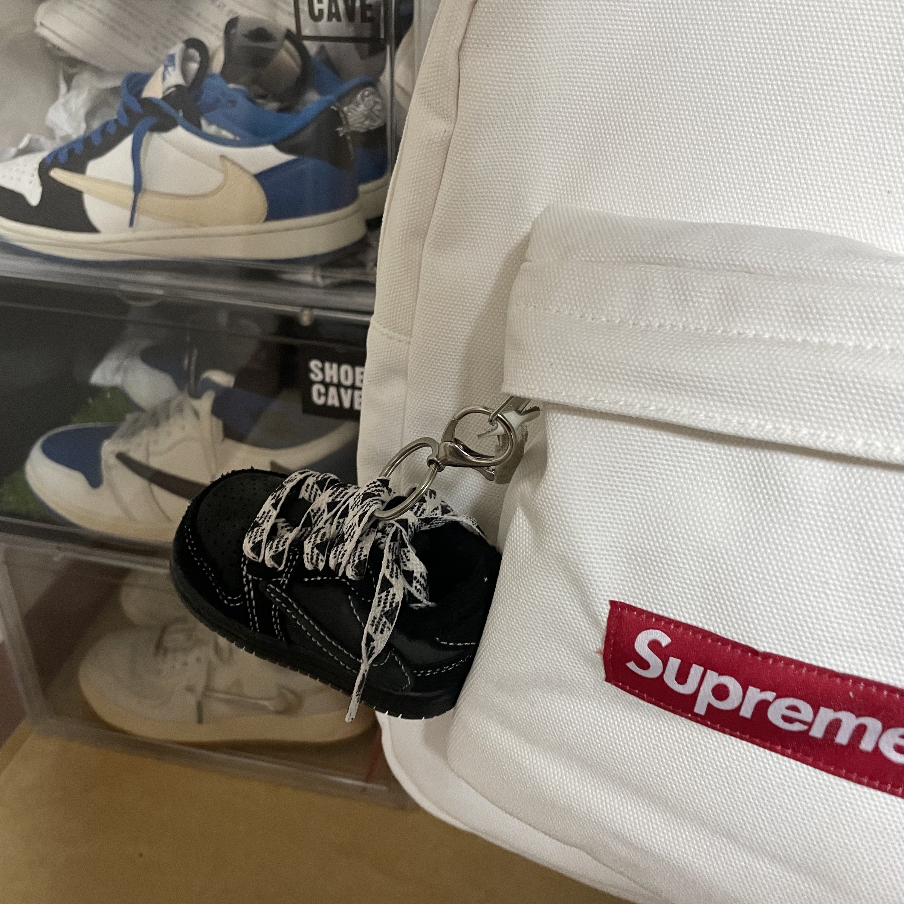 Supreme Canvas Backpack White, (TD) Jordan 1 x Travis Scott Retro Low OG SP Black Phantom 착용 스타일 - 2