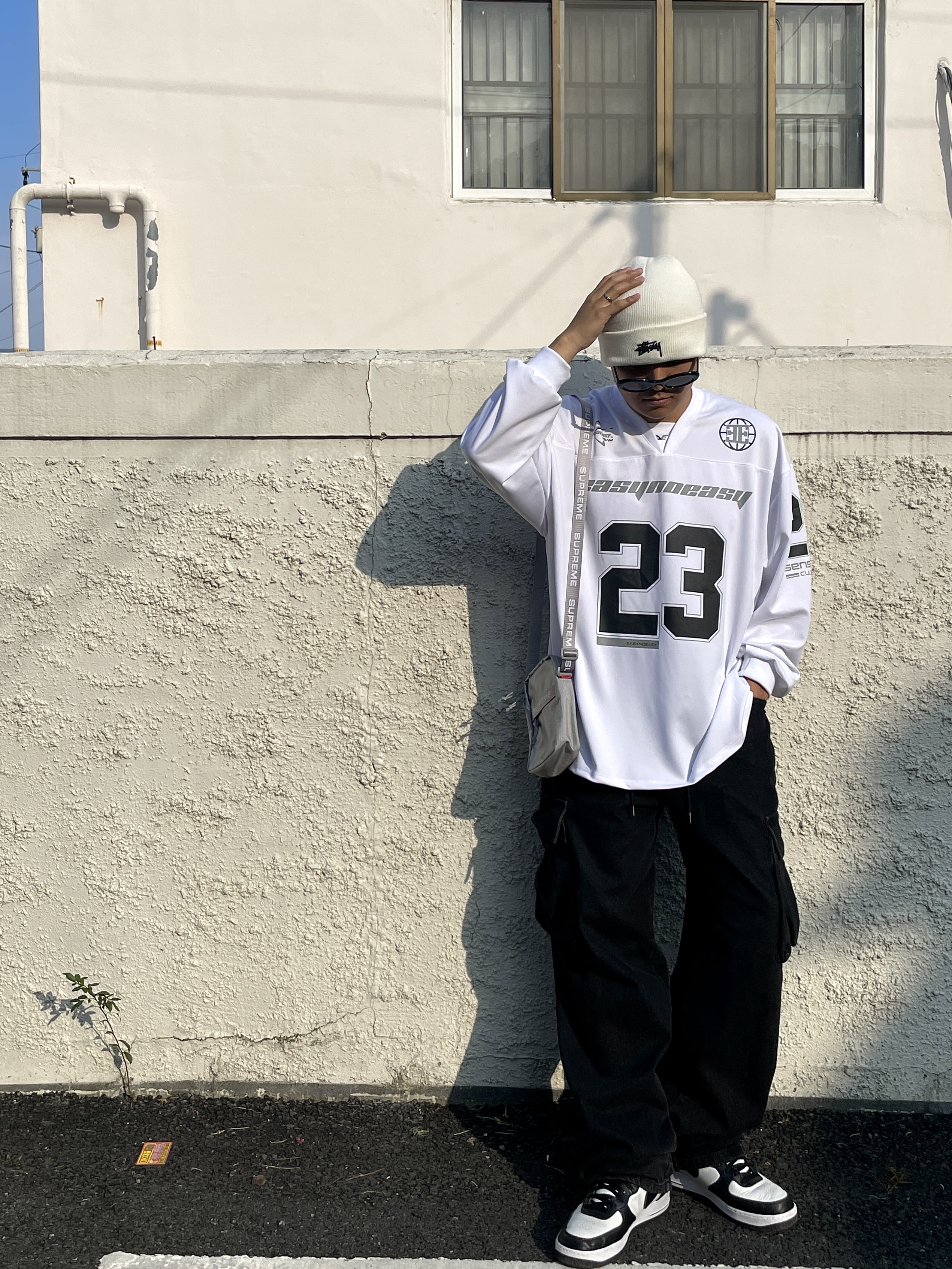 Nike x Stussy Cuff Beanie White, Supreme Shoulder Bag Silver - 22FW 착용 스타일 - 2