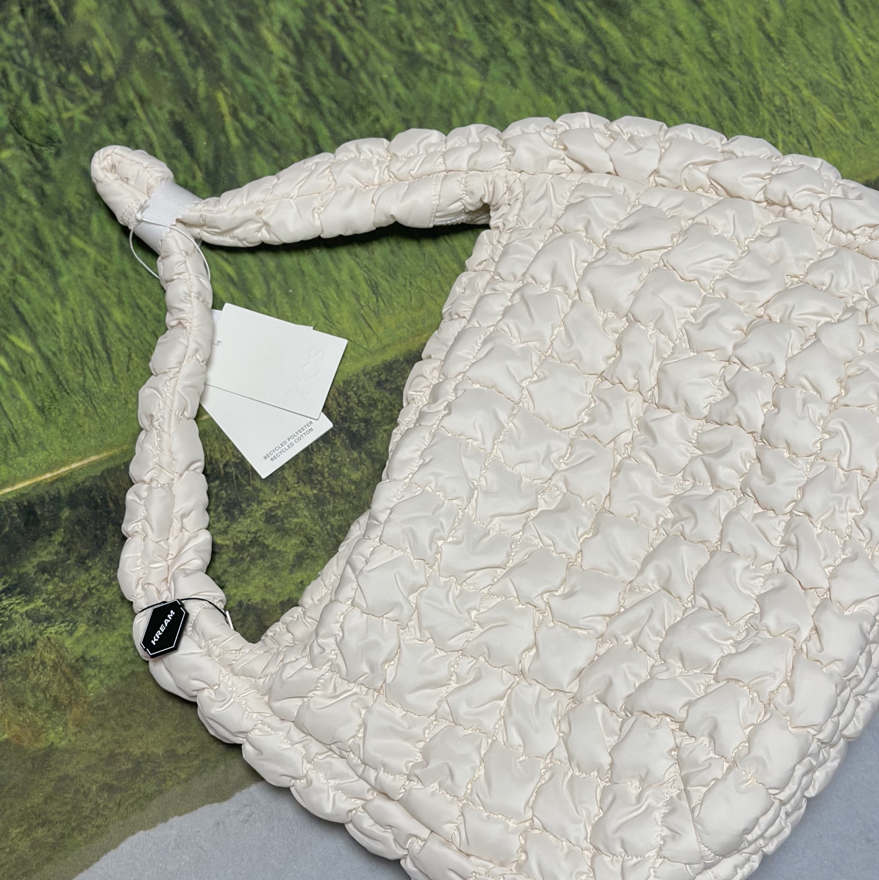 COS Quilted Oversized Shoulder Bag Off White Light Beige 착용 스타일 - 2