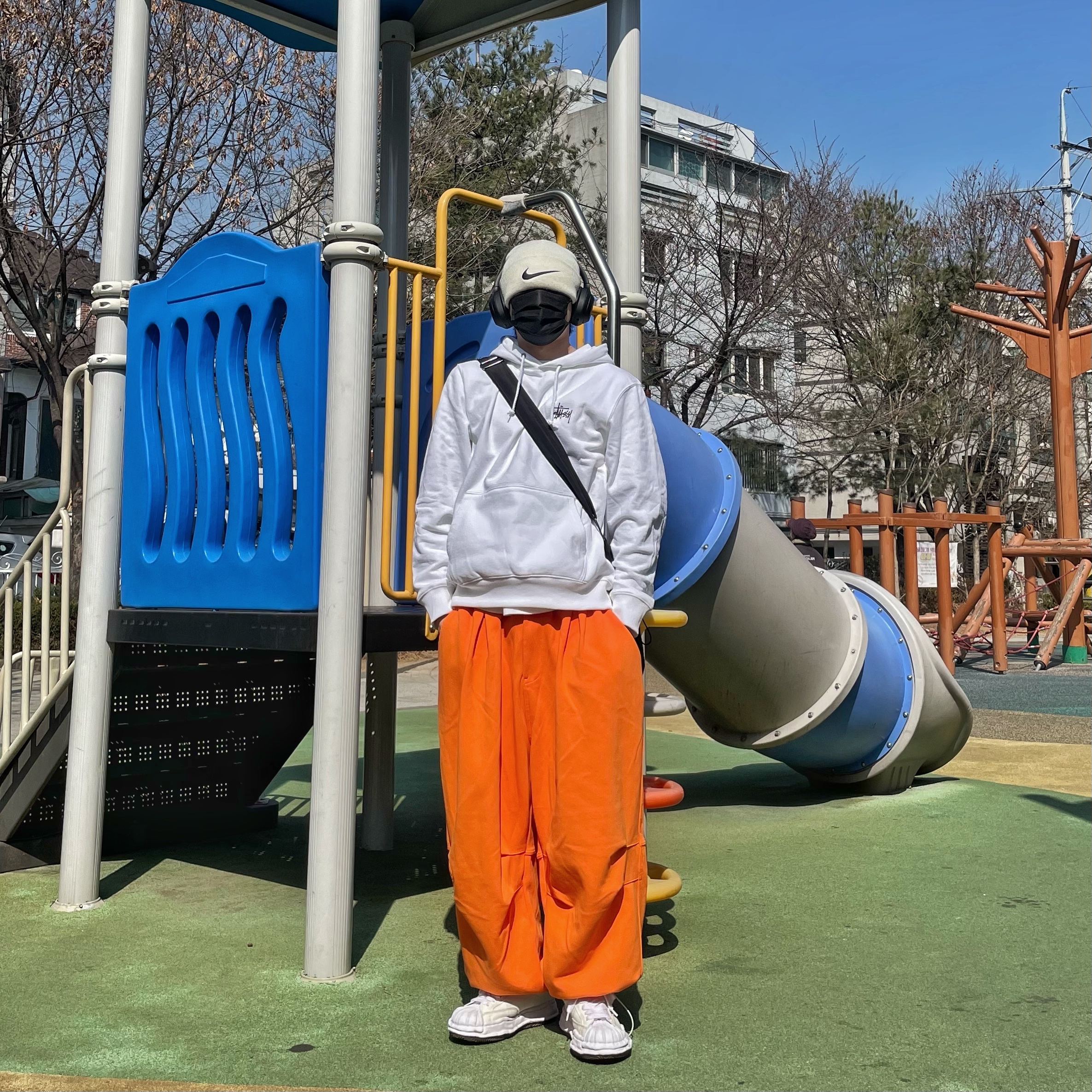 Nike x Stussy Cuff Beanie White, Stussy Basic Stussy Hoodie White 2022 착용 스타일 - 4
