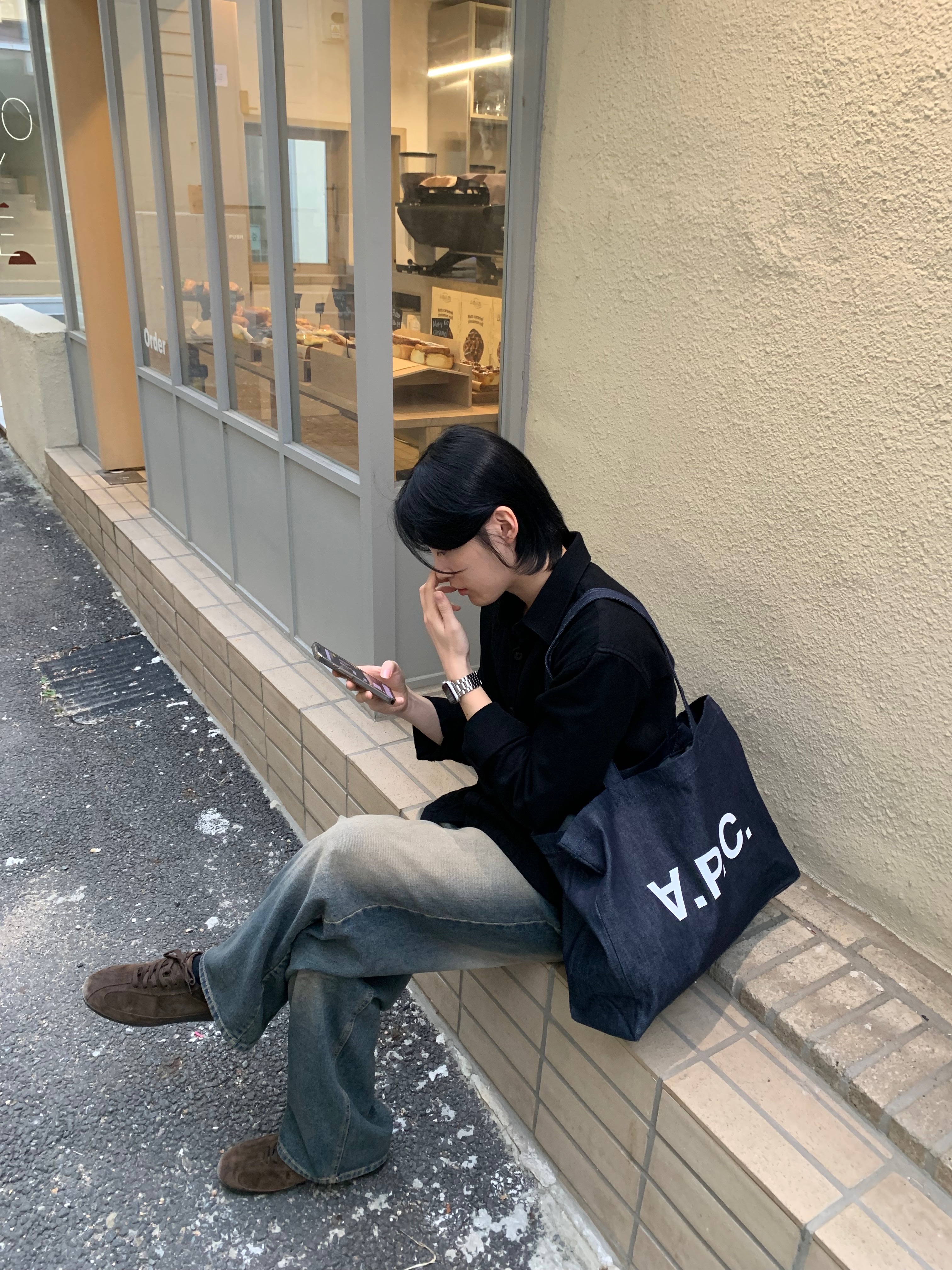 A.P.C. Daniela Shopping Bag Indigo 착용 스타일 - 3