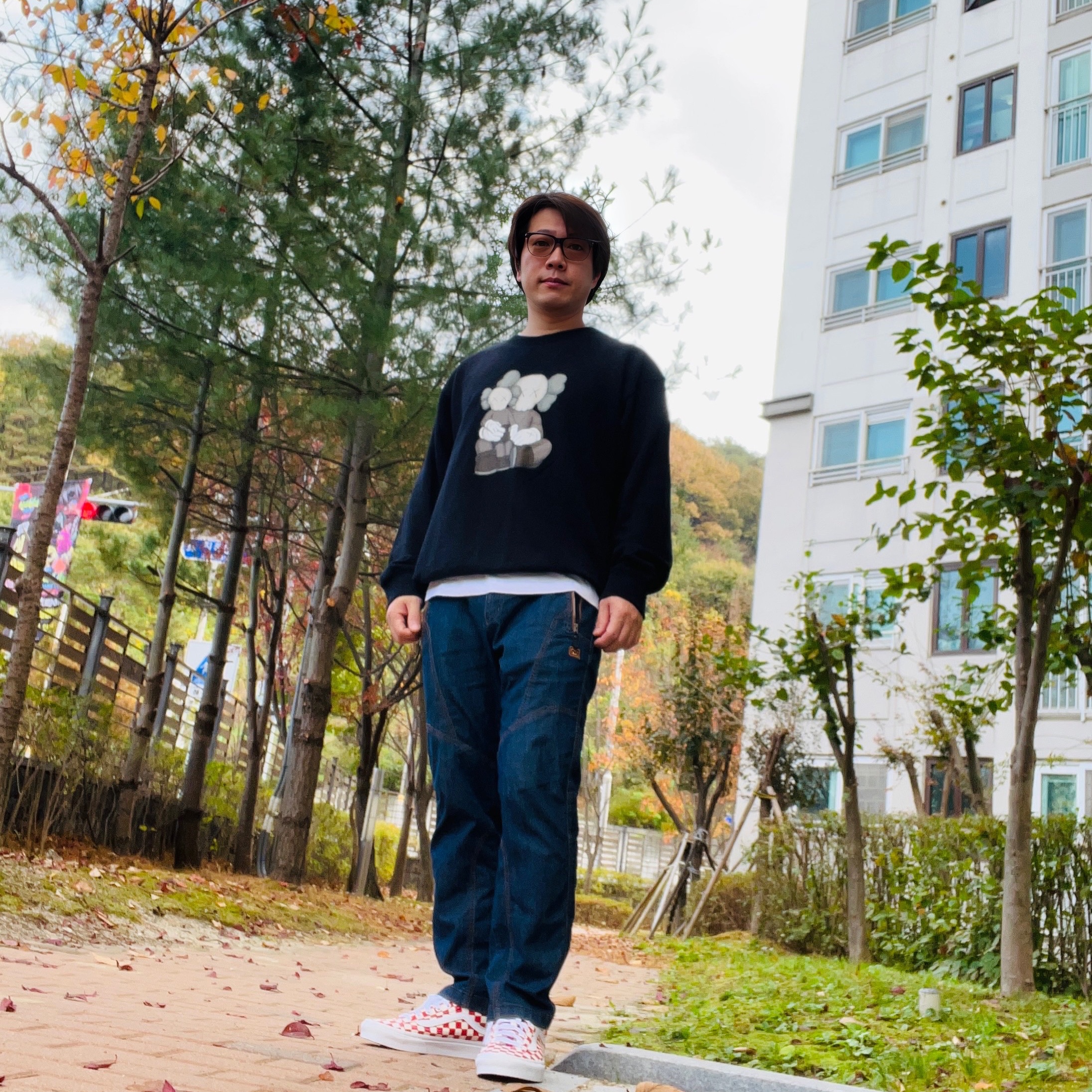 Vans Style 36 Checkerboard Racing Red, Uniqlo UT x Kaws Long Sleeve Sweatshirt Black 착용 스타일 - 2