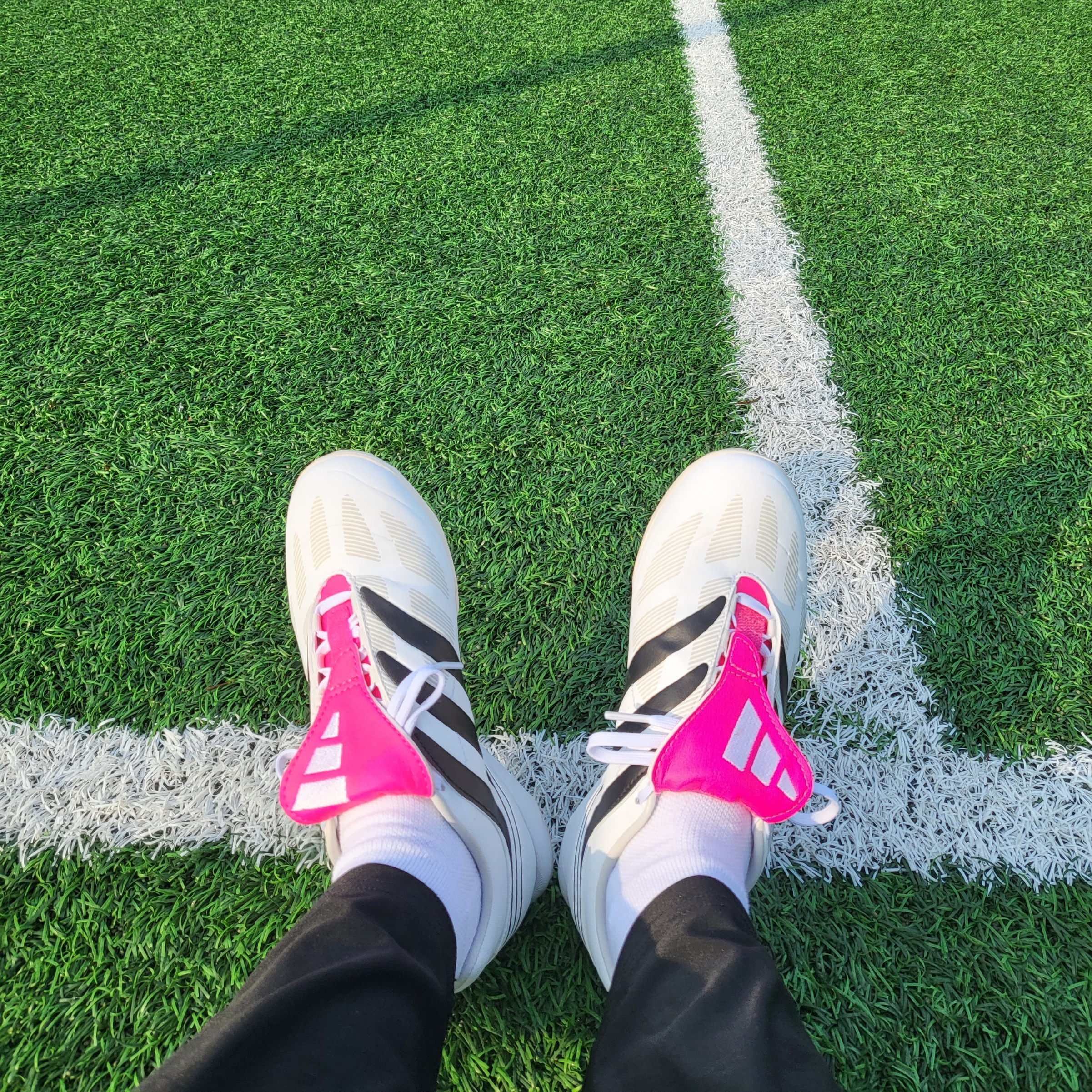 Adidas Predator Precision.3 TF Cloud White Team Shock Pink 착용 스타일
