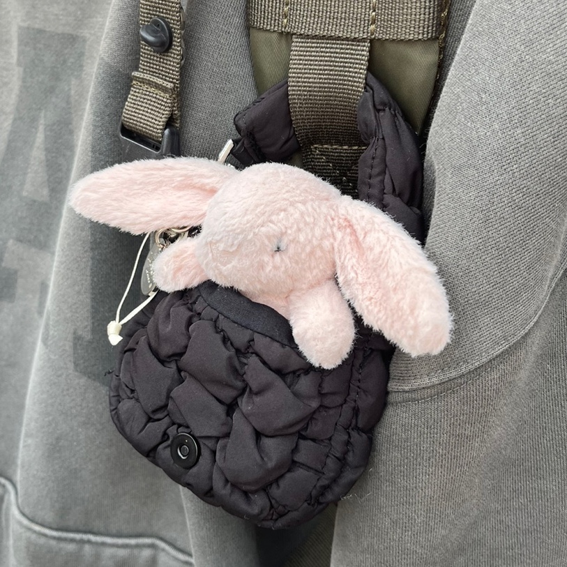 Jellycat Bashful Bunny Bag Charm Blush, COS Quilted Nano Bag Black 착용 스타일 - 2