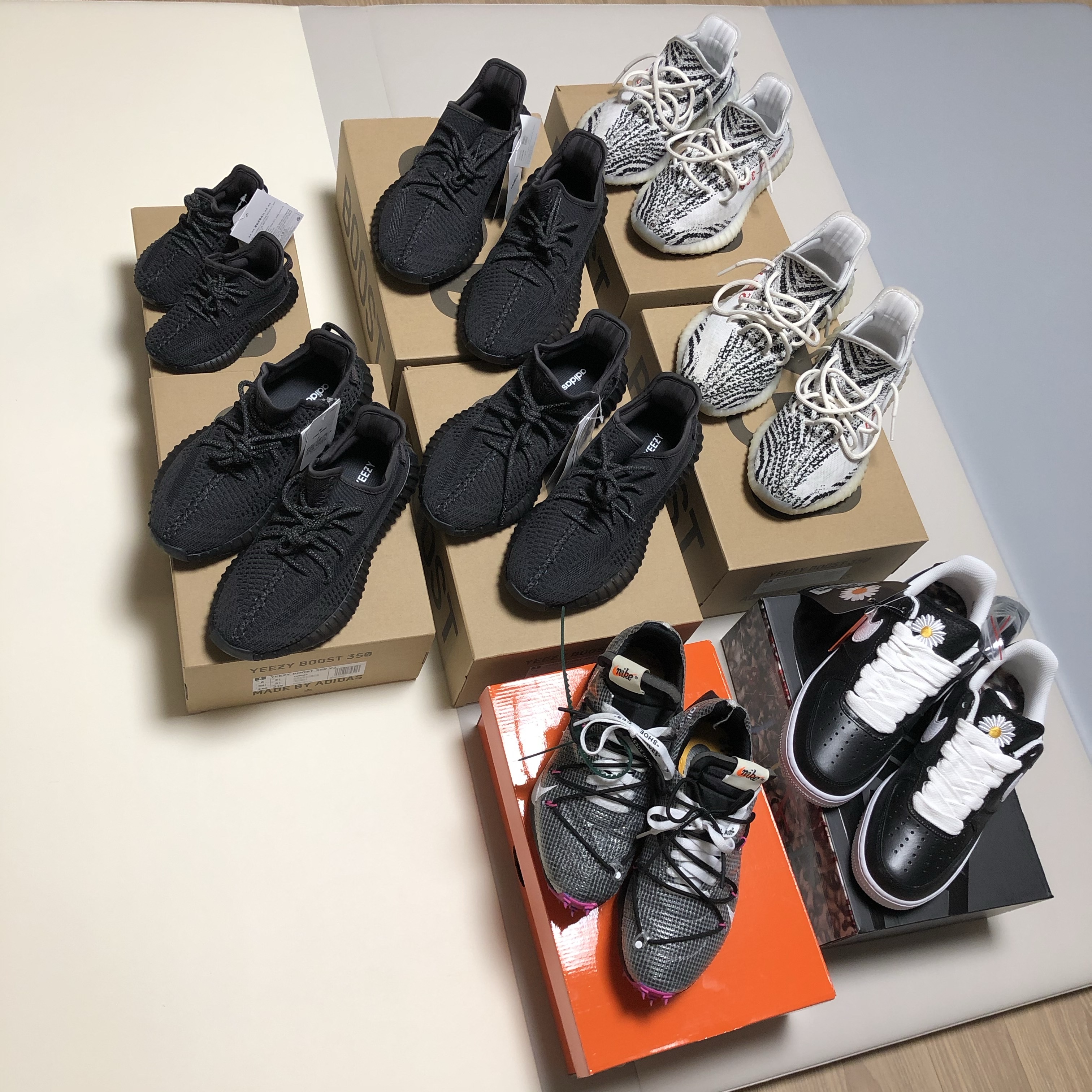 Adidas Yeezy Boost 350 V2 Black - Non-Reflective, (Infant) Adidas Yeezy Boost 350 V2 Black 착용 스타일 - 3