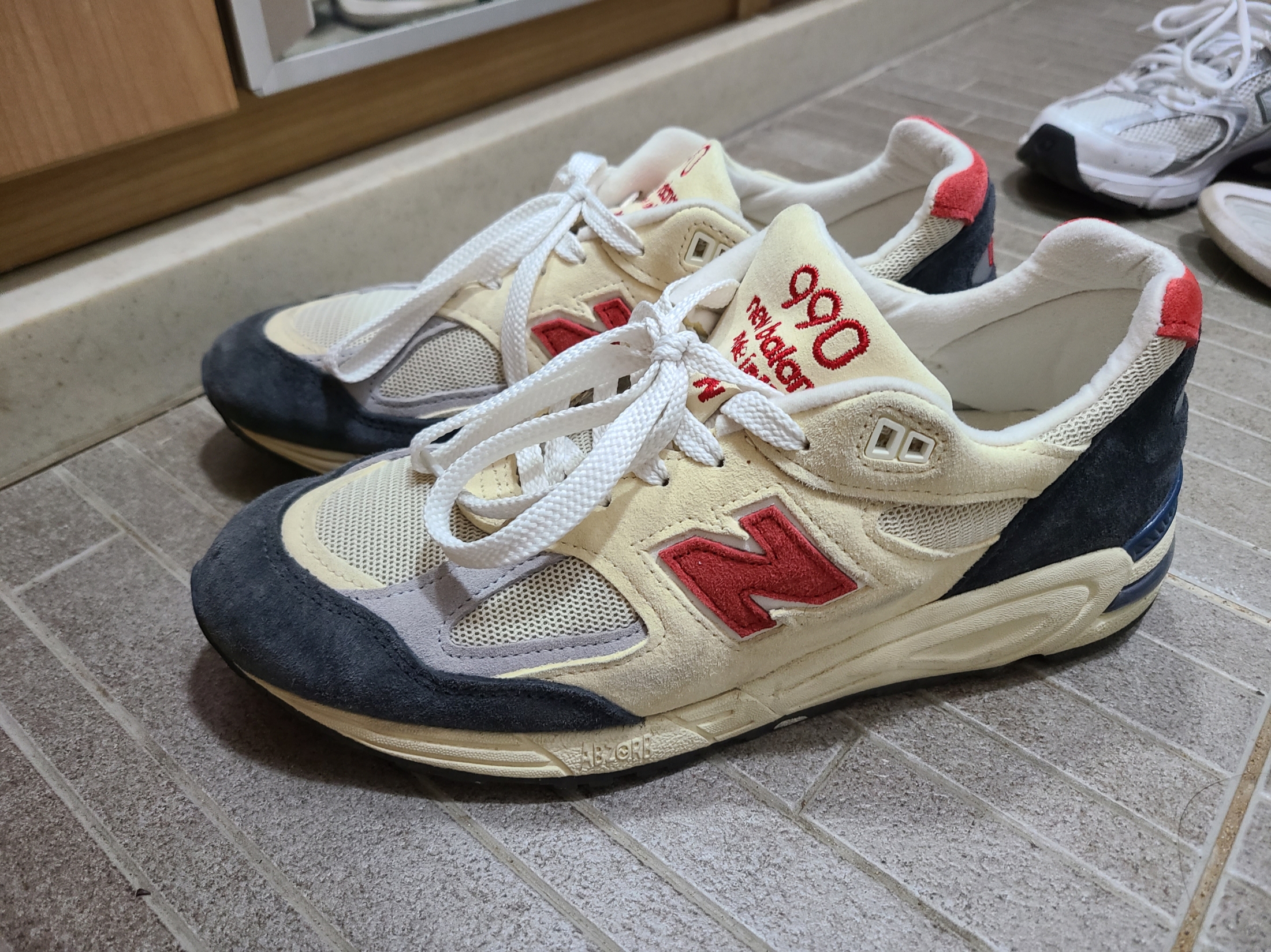 New Balance 990v2 Made in USA Navy Sea Salt 착용 스타일