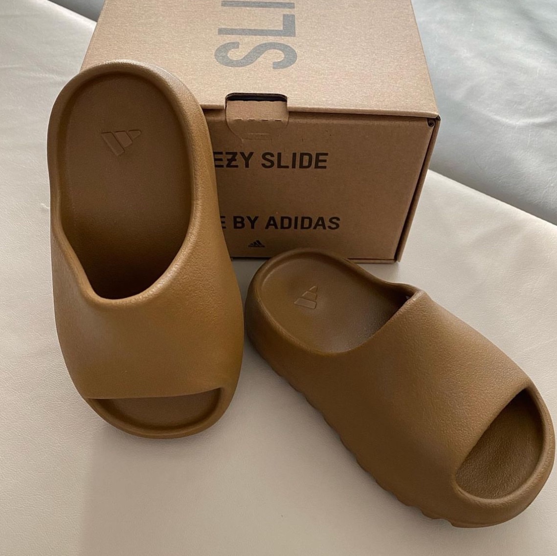 (Kids) Adidas Yeezy Slide Ochre 착용 스타일 - 3