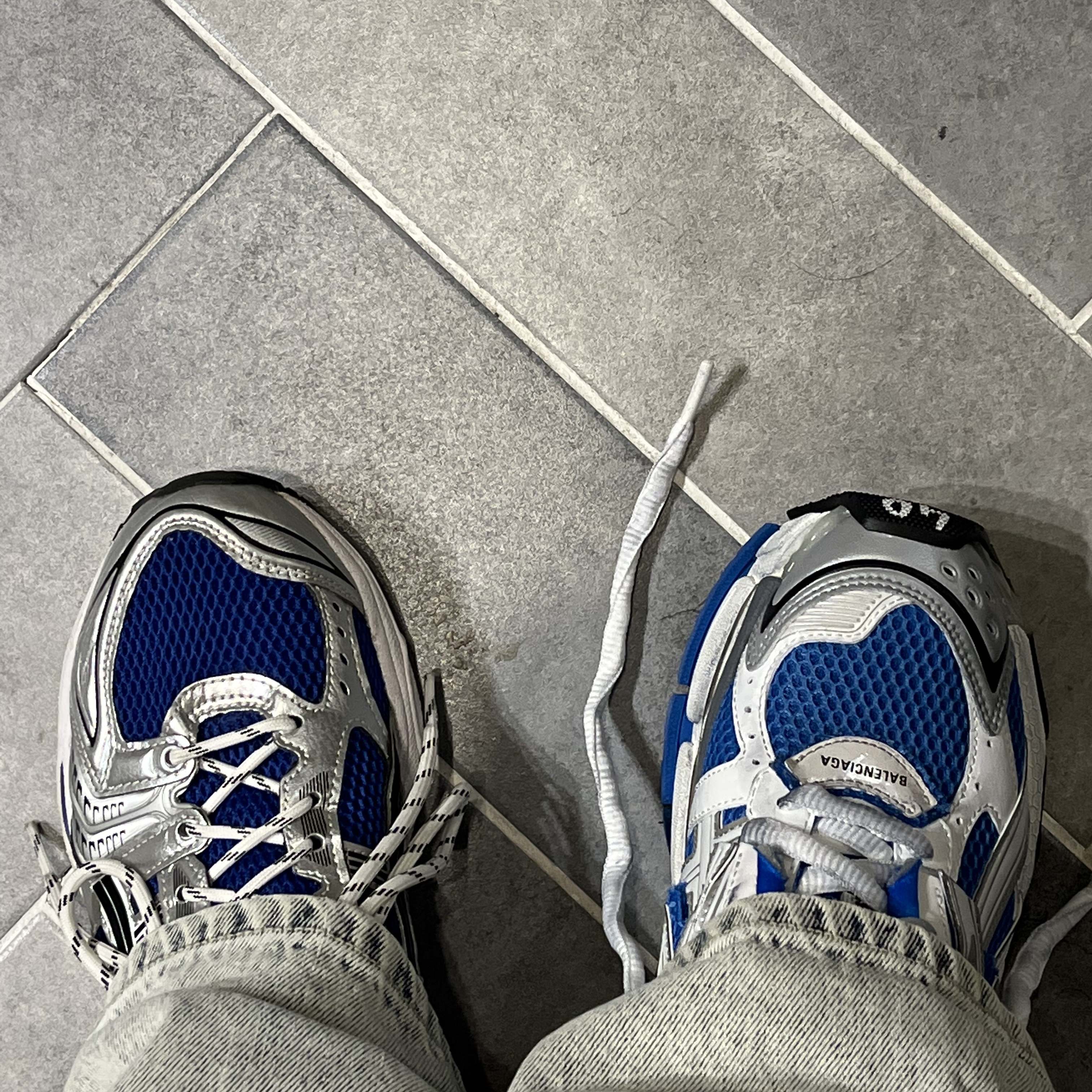 Balenciaga Runner Sneakers Blue White, Asics Gel-Kayano 14 Monaco Blue Black 착용 스타일 - 1