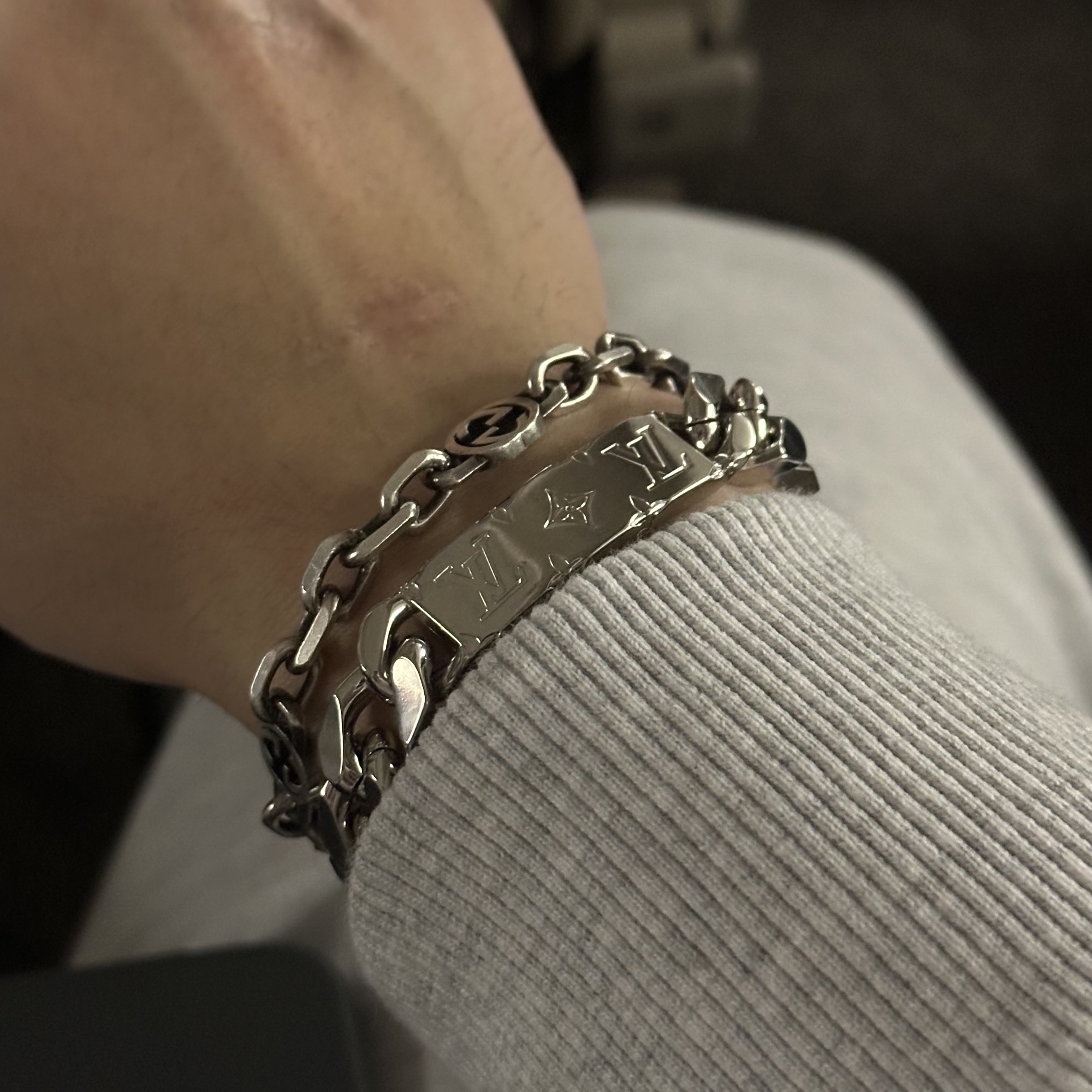 Gucci Interlocking G Bracelet Silver, Louis Vuitton Monogram Chain Bracelet Palladium 착용 스타일 - 2