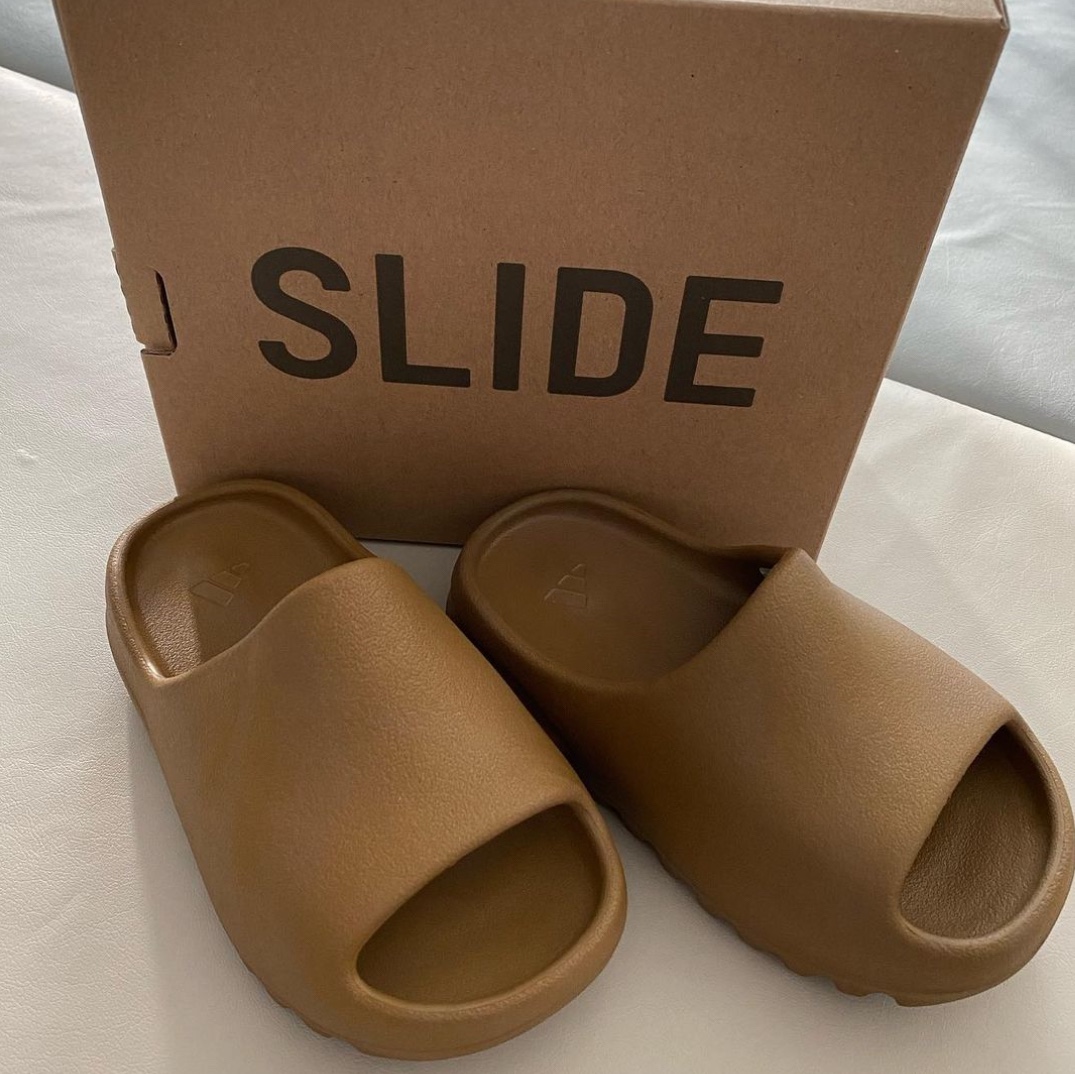 (Kids) Adidas Yeezy Slide Ochre 착용 스타일 - 2