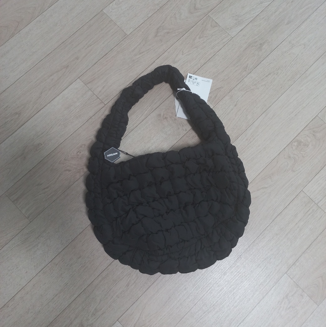 COS Quilted Mini Bag Black 착용 스타일