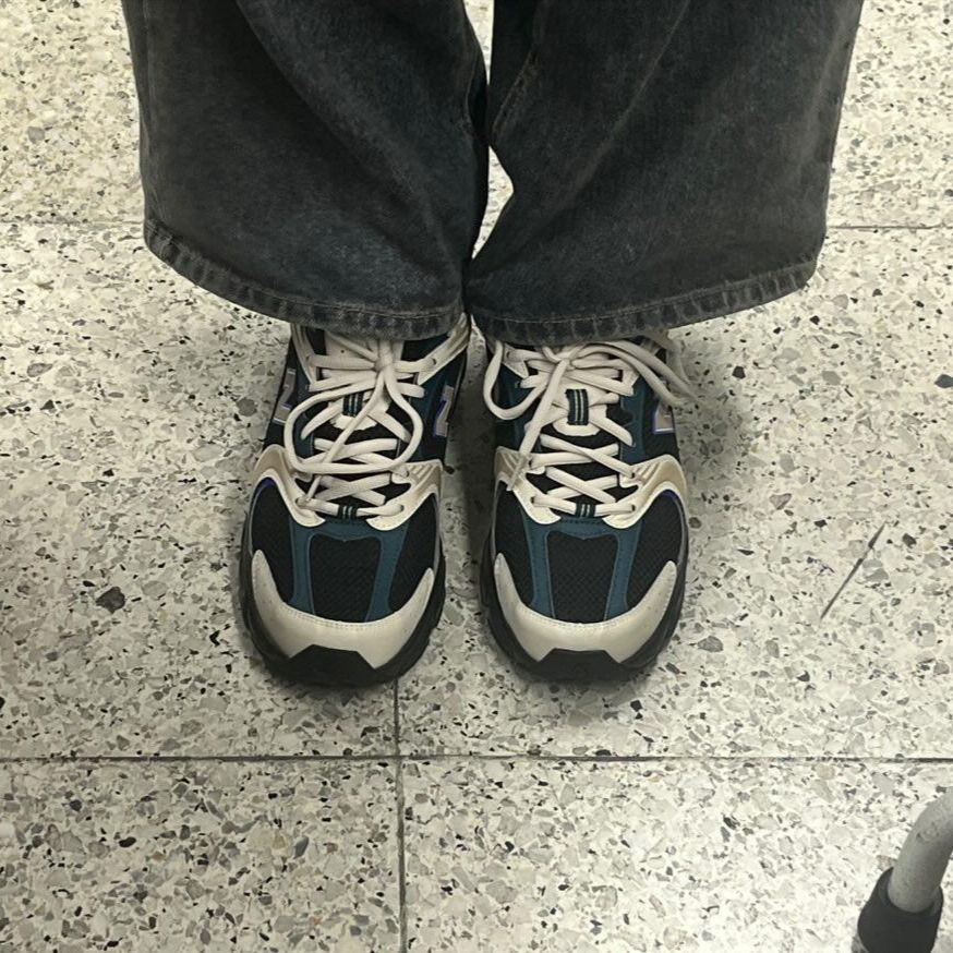 New Balance 530 Cream Black 착용 스타일