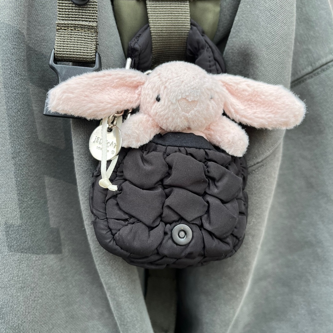 Jellycat Bashful Bunny Bag Charm Blush, COS Quilted Nano Bag Black 착용 스타일 - 1
