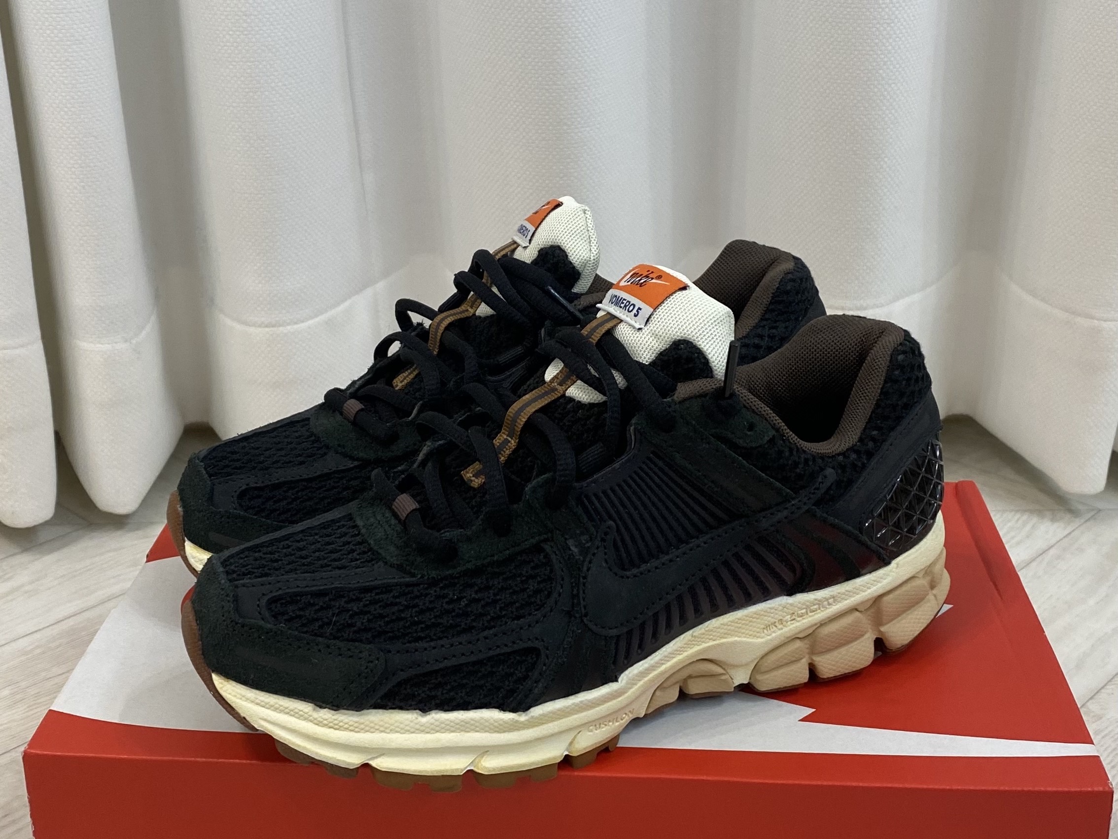 (W) Nike Zoom Vomero 5 Black 착용 스타일