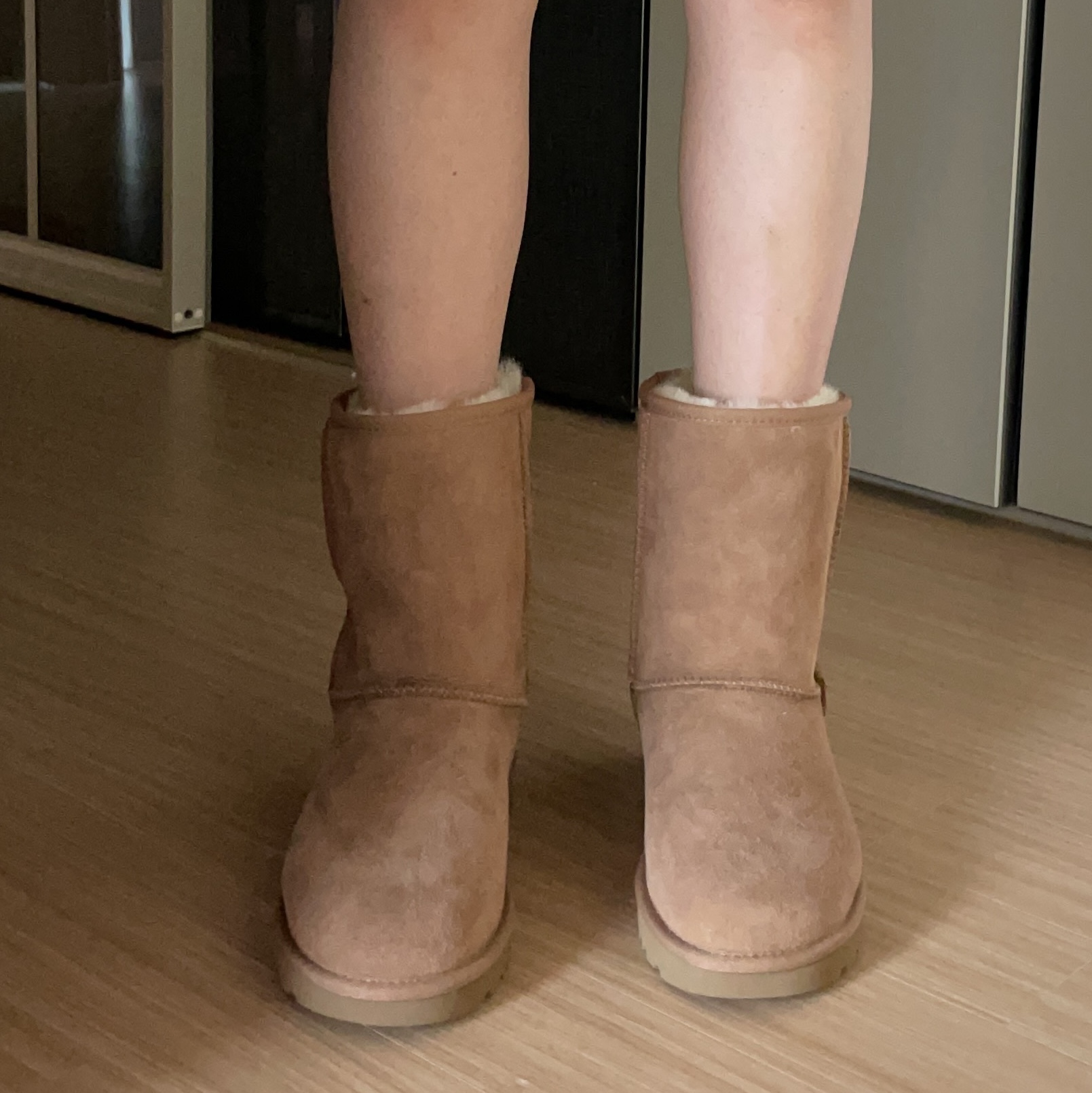 (W) UGG Classic Short II Boots Chestnut 착용 스타일 - 1