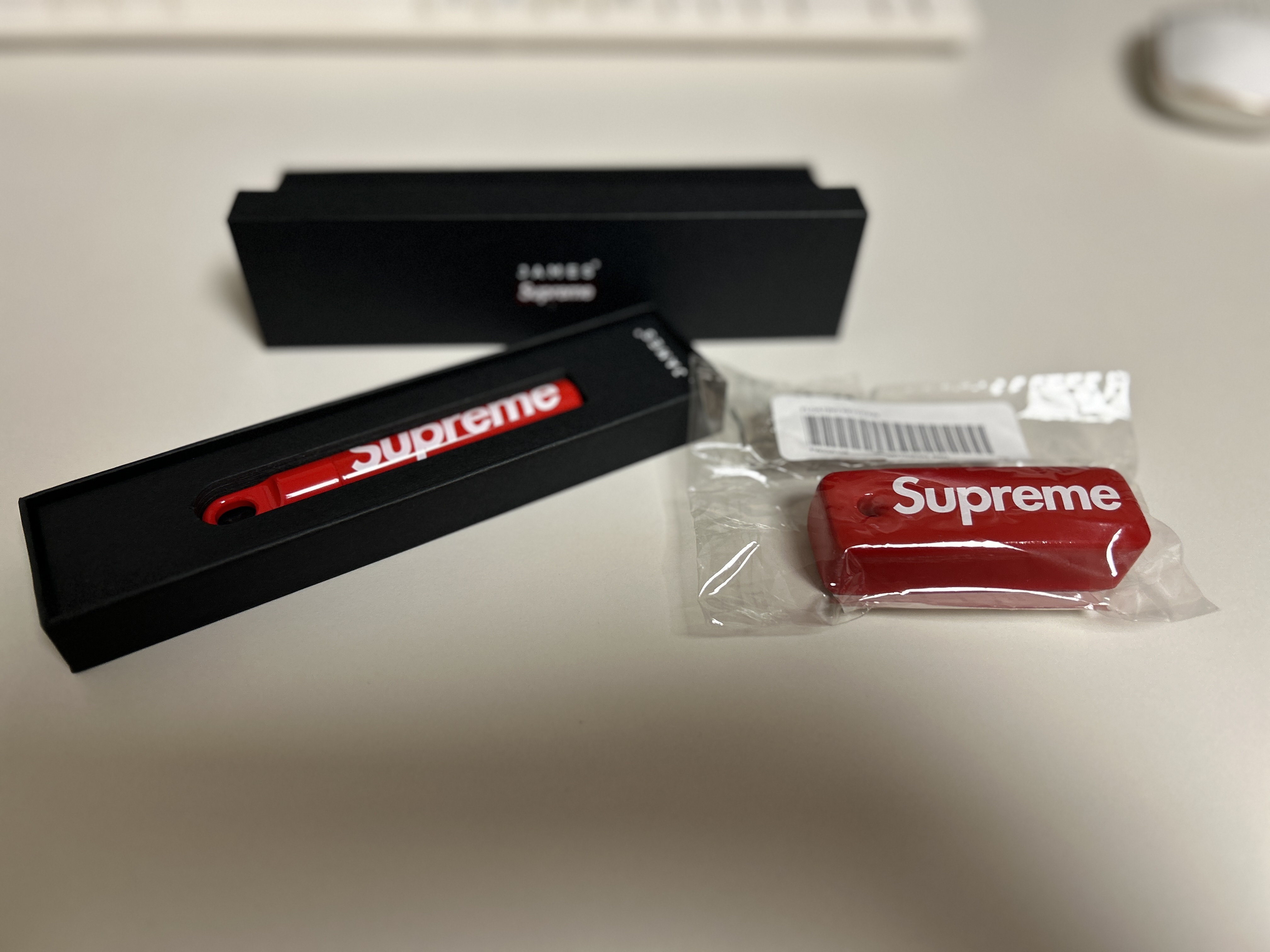 Supreme Floating Keychain Red - 23FW 착용 스타일