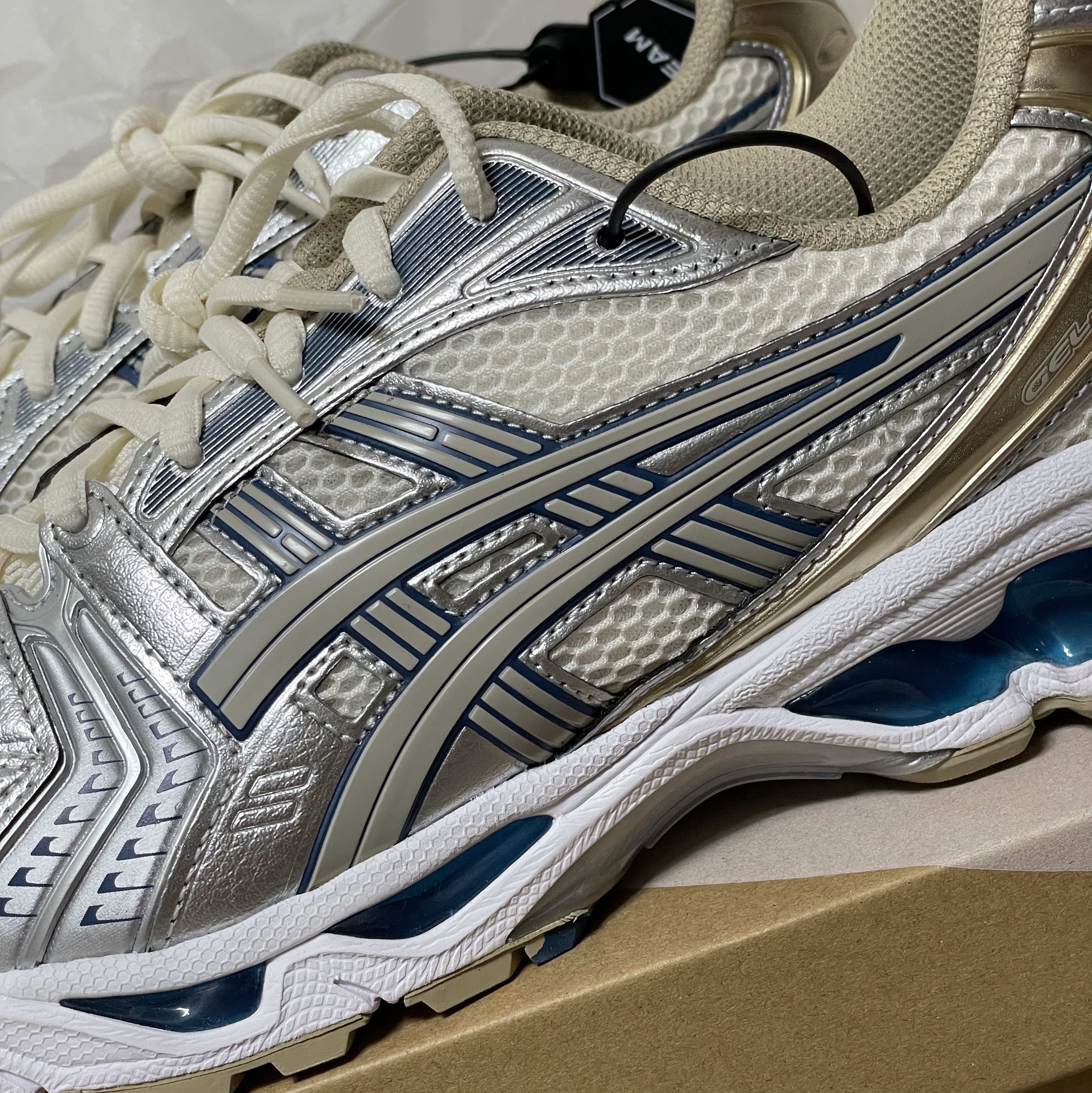 Asics Gel-Kayano 14 Cream Pure Silver 착용 스타일 - 2