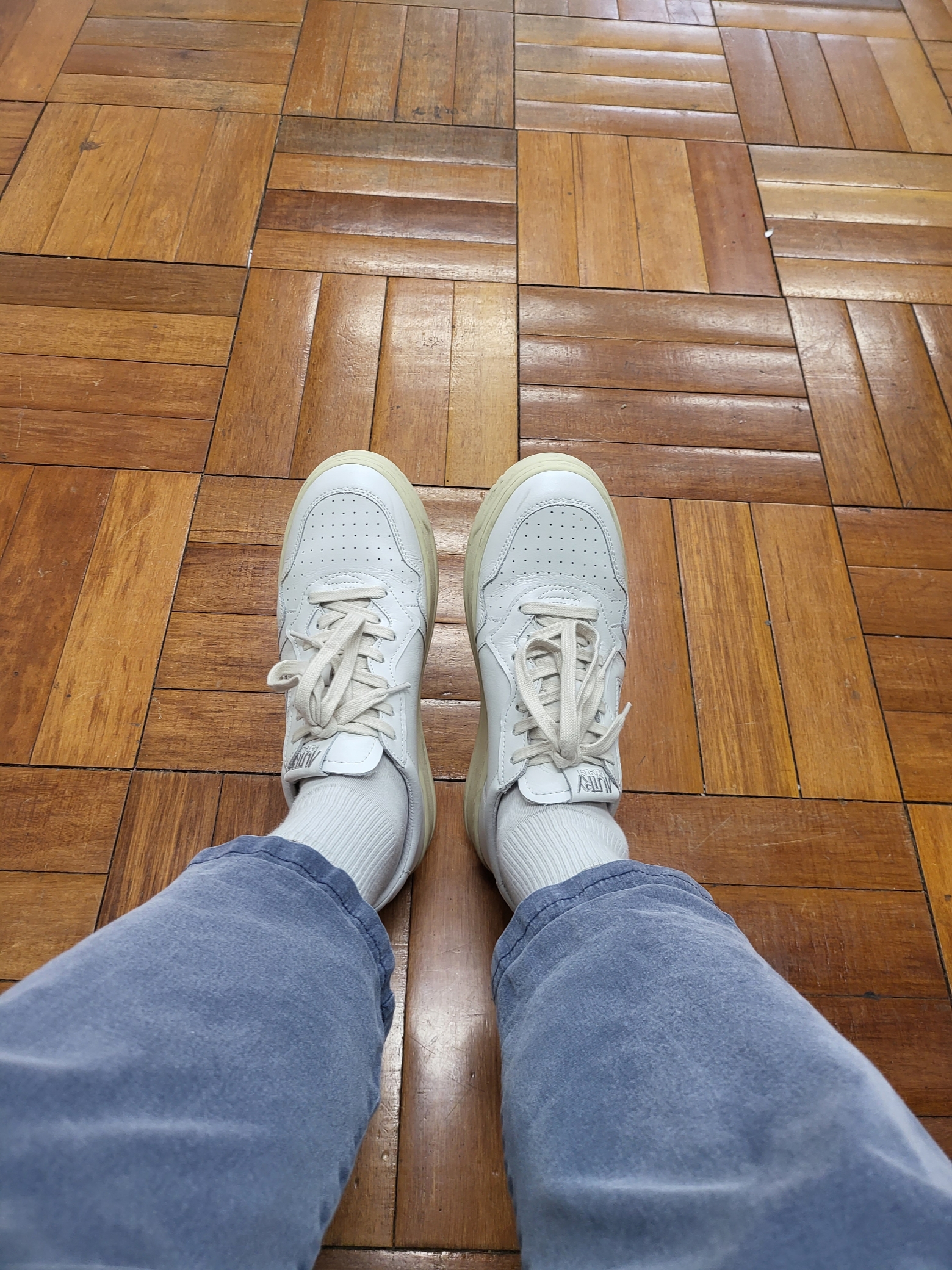 Autry Medalist Low Leather Sneakers White 착용 스타일 - 2