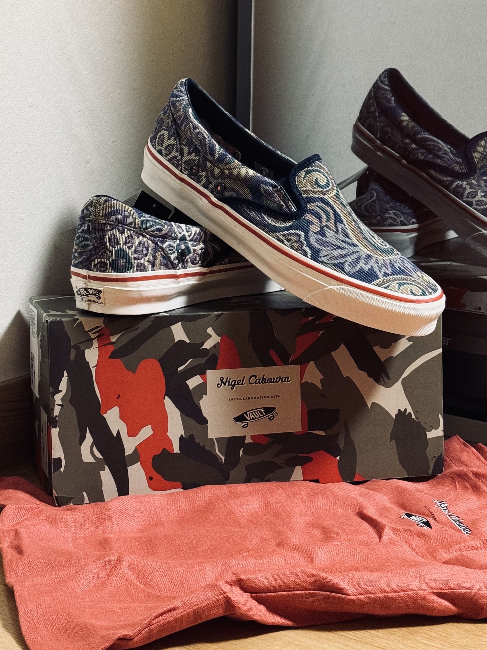 Vans Vault x Nigel Carboun Classic Slip-On LX Paisley Vintage Blue 착용 스타일 - 1