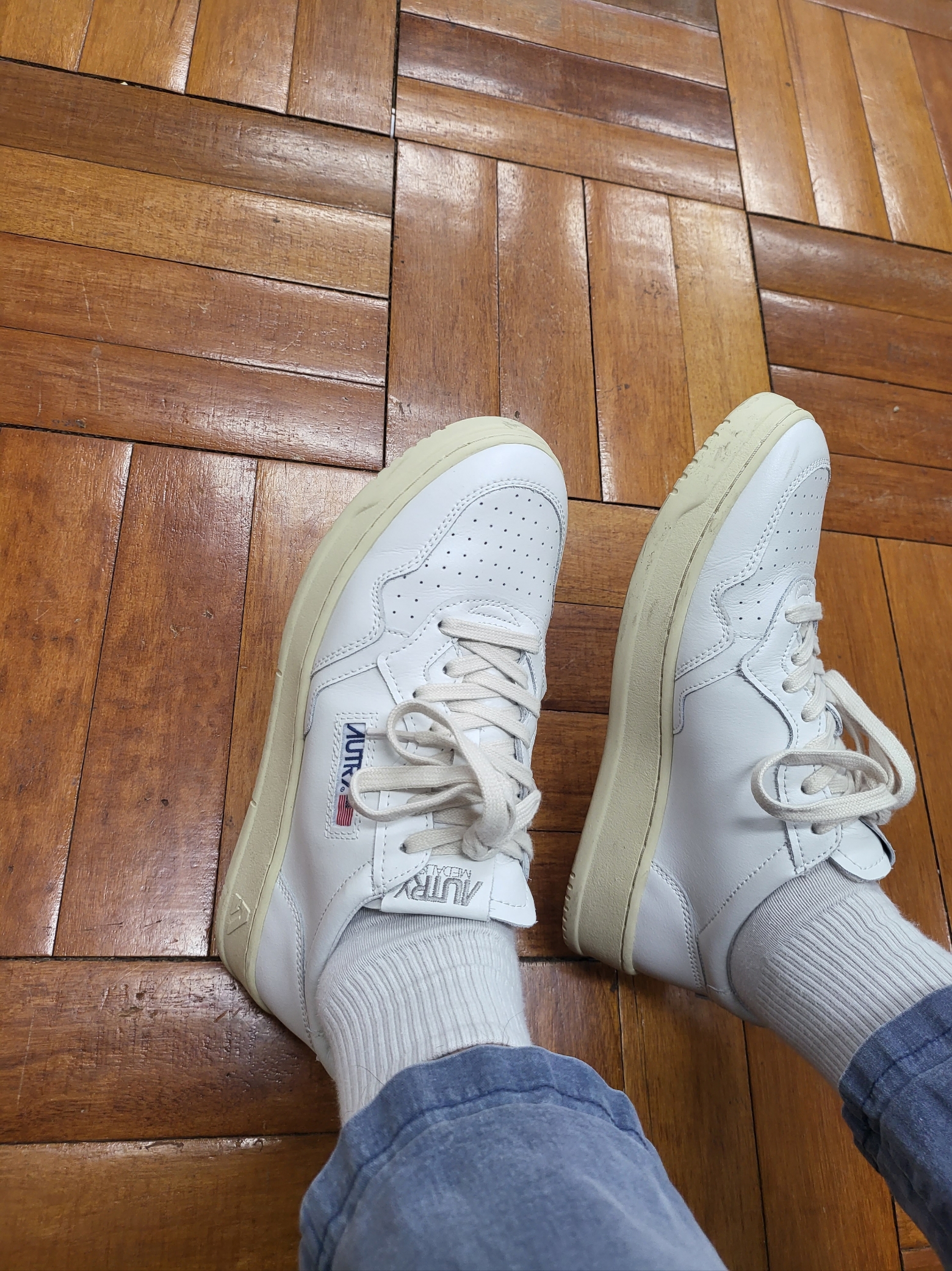 Autry Medalist Low Leather Sneakers White 착용 스타일 - 1