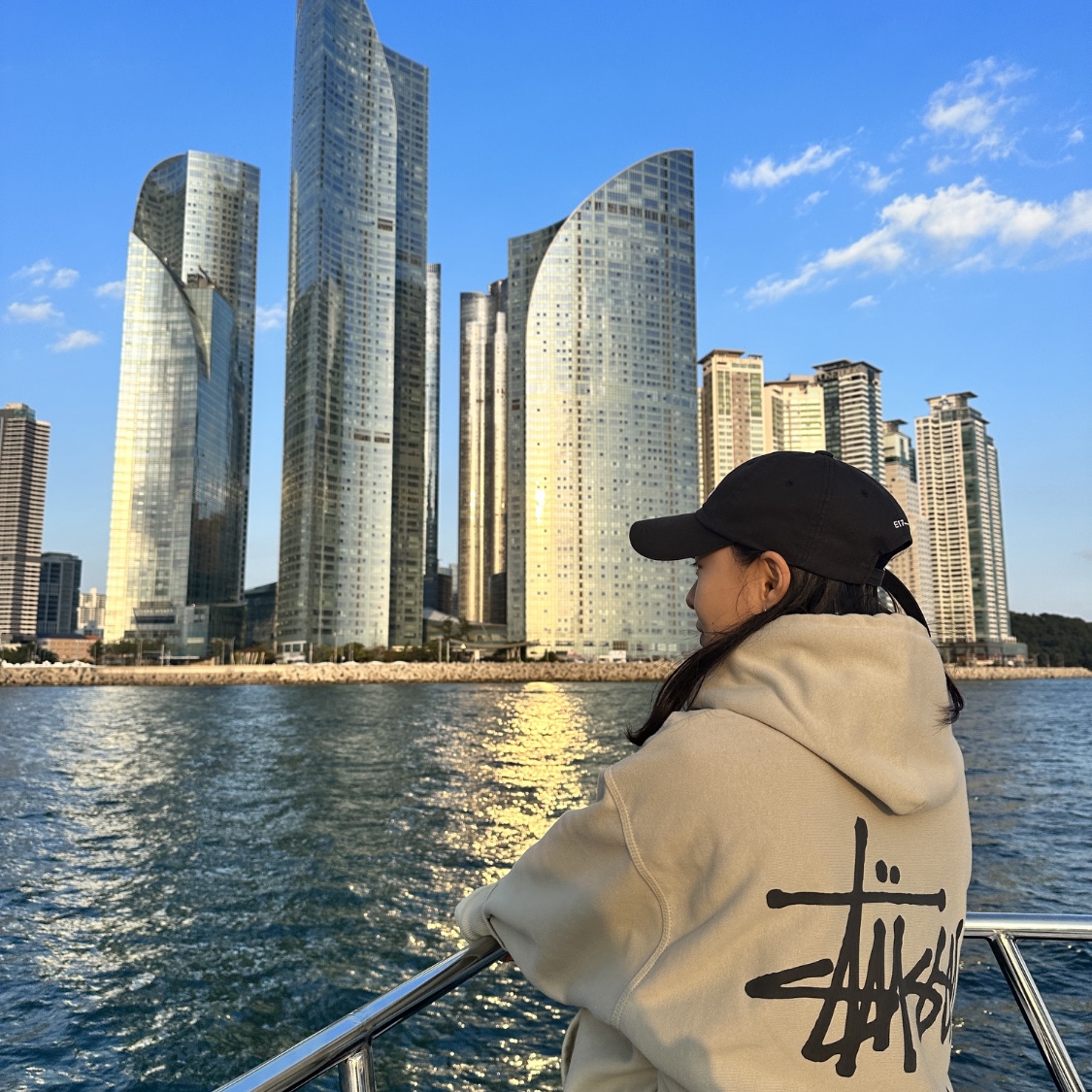 Stussy Basic Stussy Hoodie Khaki 2023, Emis New Logo Emis Cap Black 착용 스타일 - 2