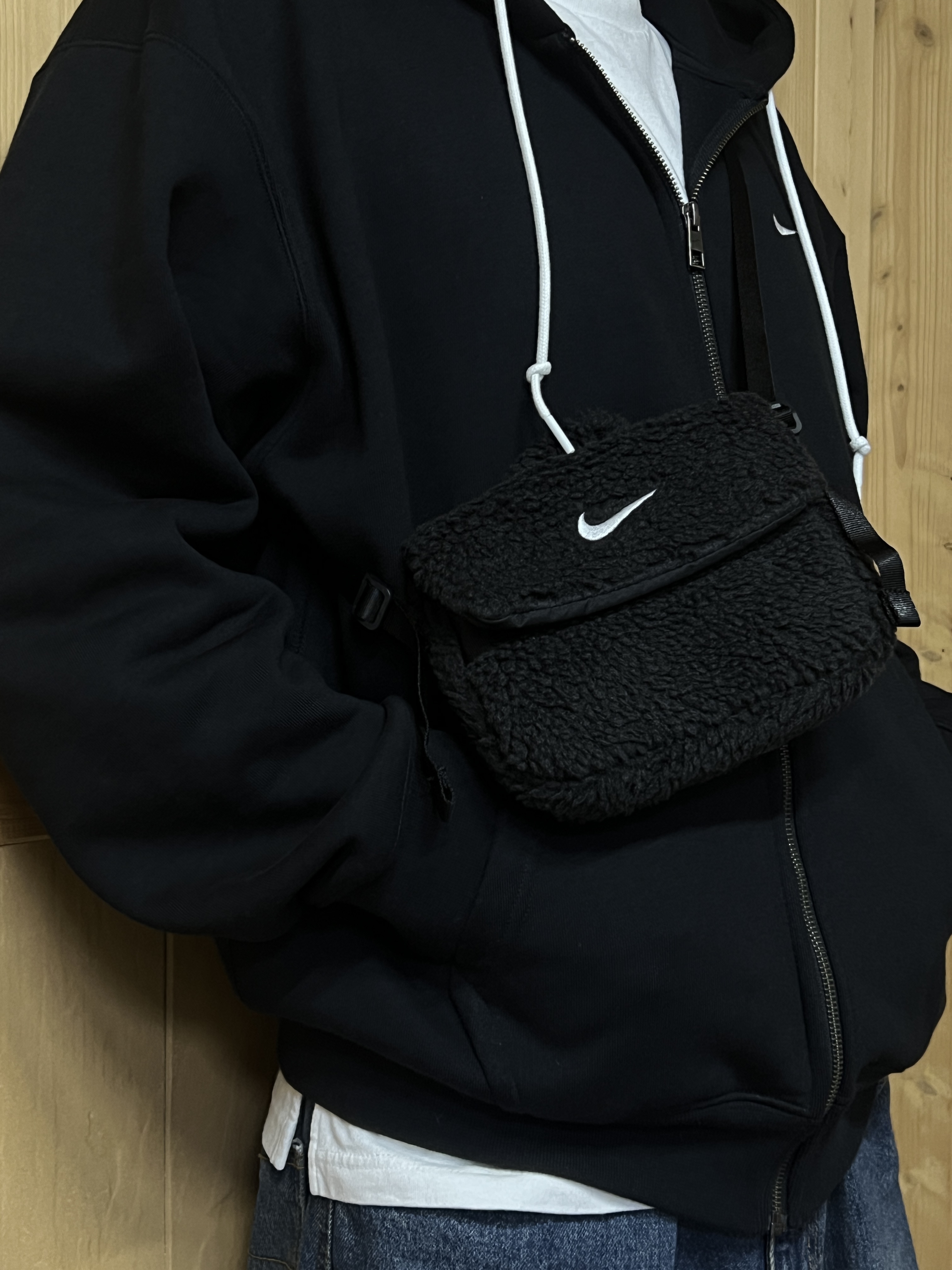 (Kids) Nike NSW Faux Fur Crossbody Bag Black 착용 스타일